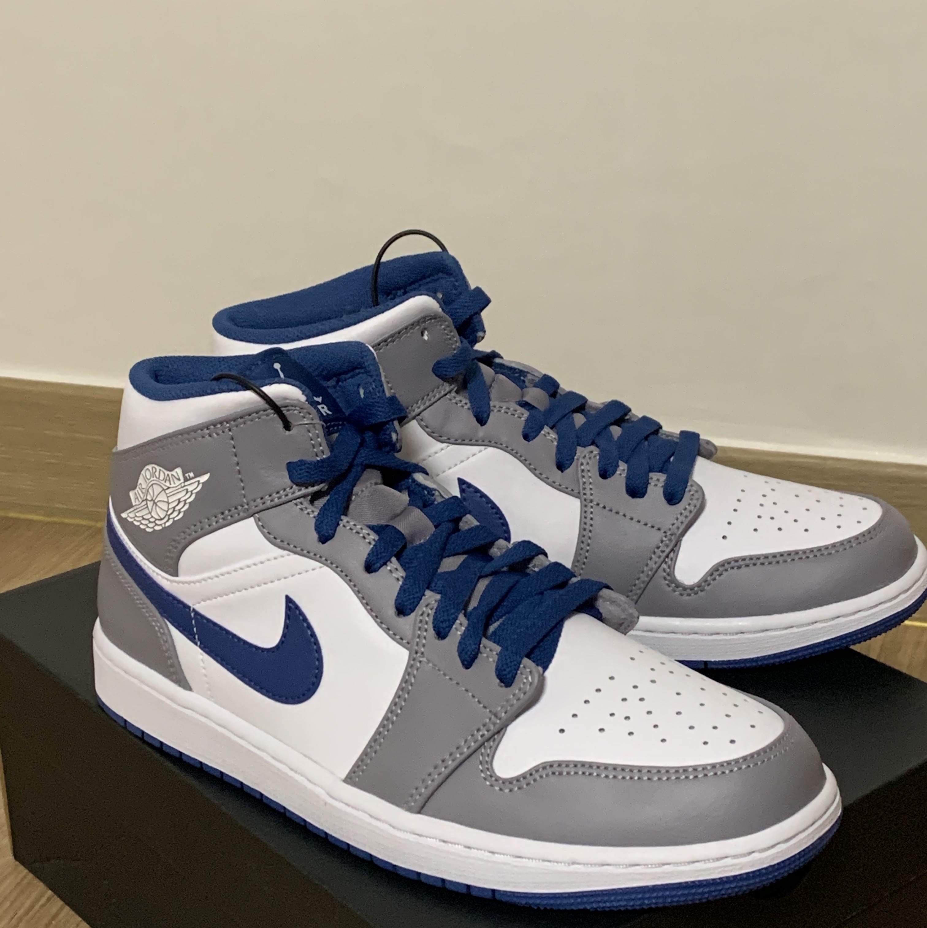 Jordan 1 Mid Cement Grey True Blue 착용 스타일