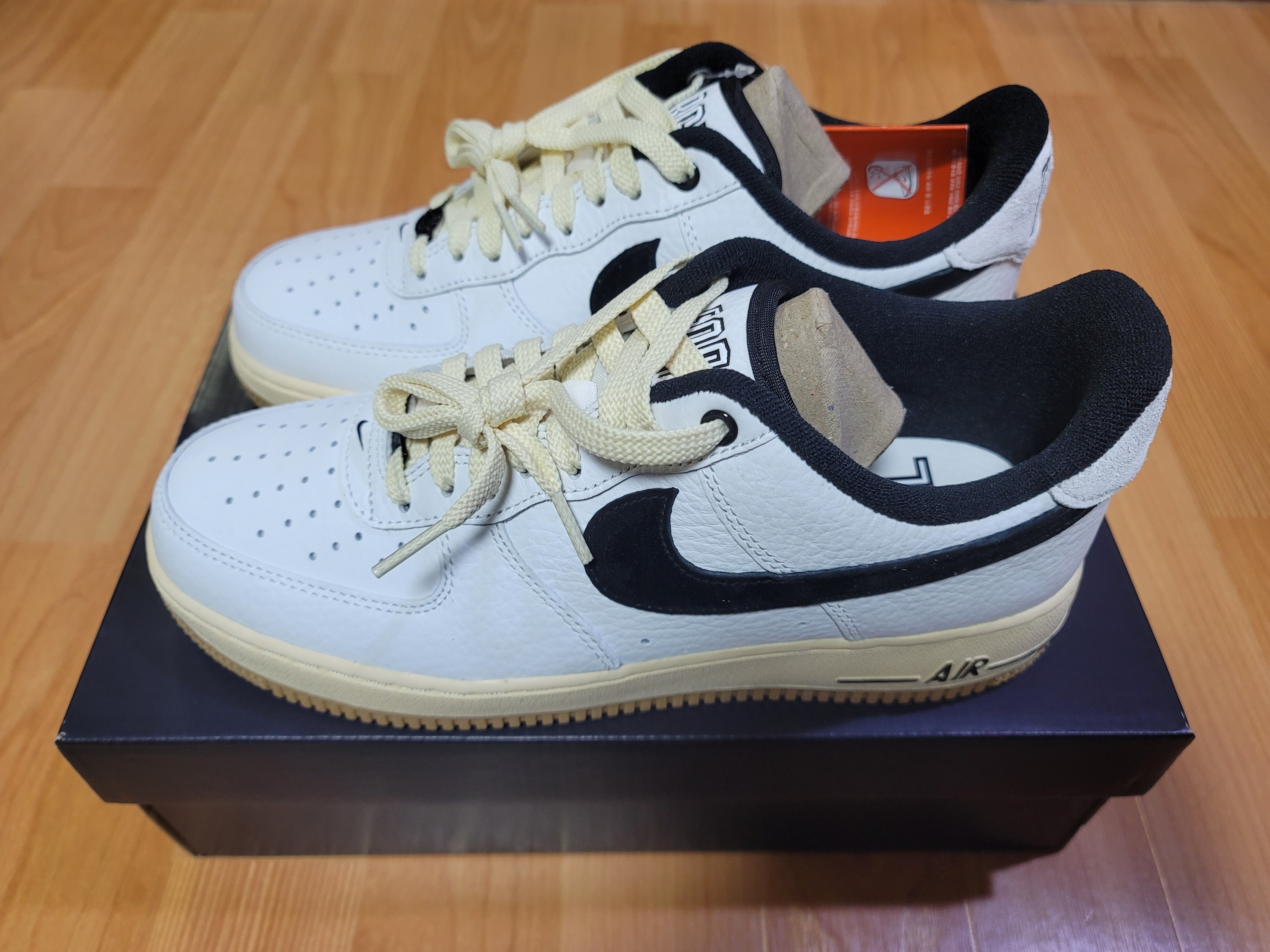 (W) Nike Air Force 1 '07 LX Black and Summit White 착용 스타일 - 2