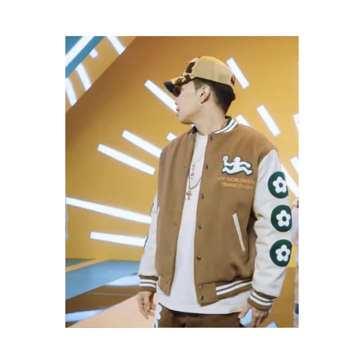 Vandy The Pink Tennis Varsity Jacket 착용 스타일 - 3