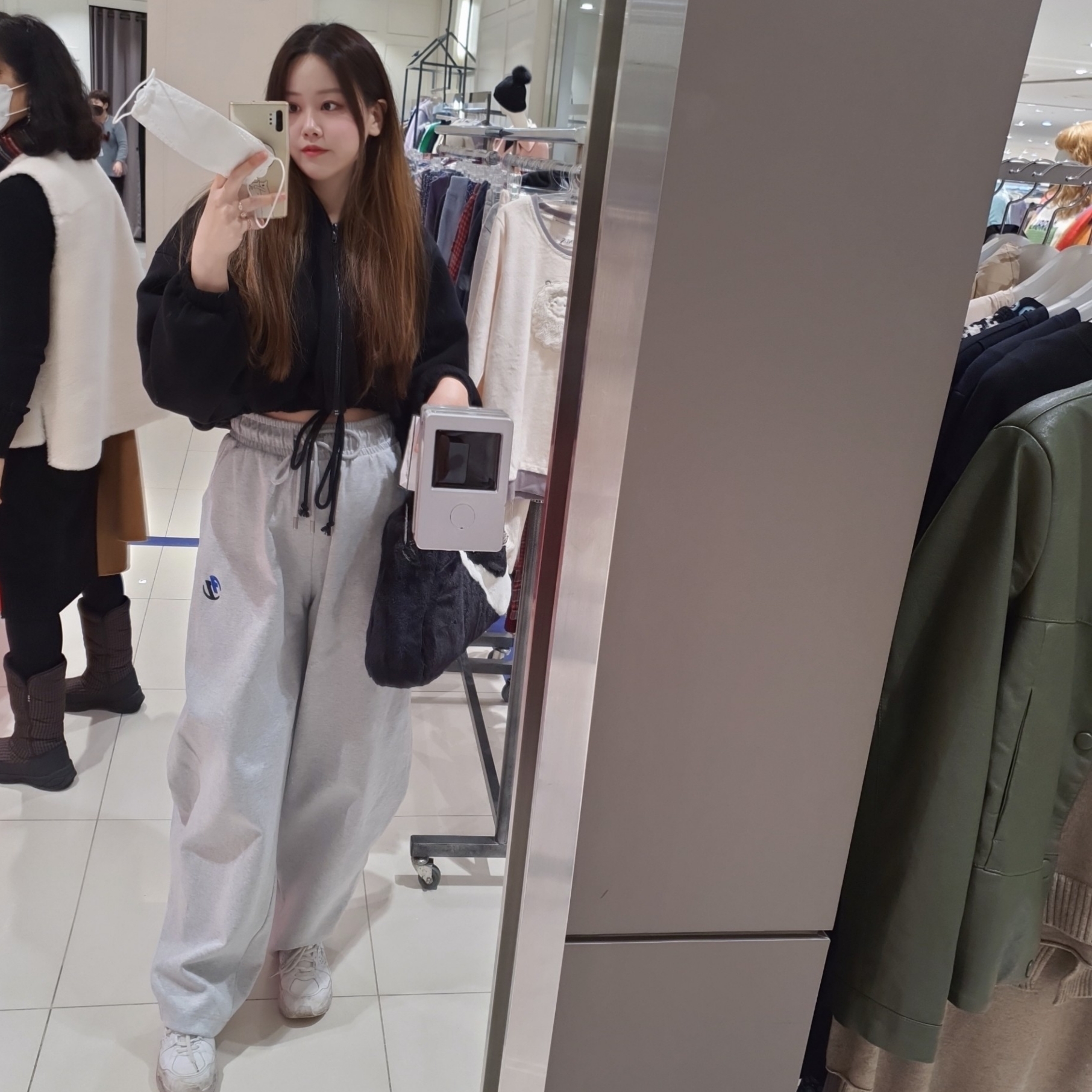 Zara x Ader Error Jogger Pants Grey, Nike NSW Faux Fur Tote Bag Black 착용 스타일