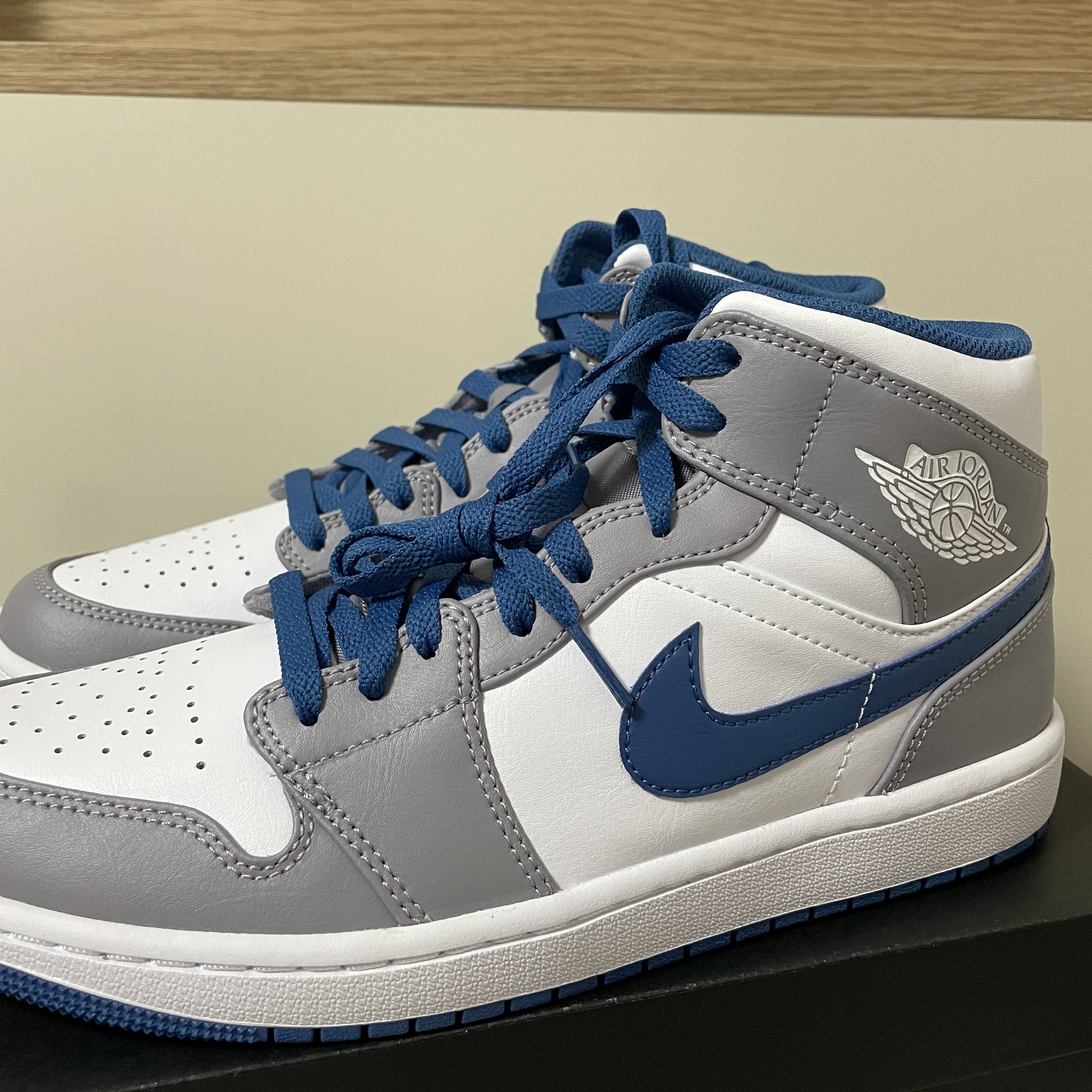 Jordan 1 Mid Cement Grey True Blue 착용 스타일 - 2