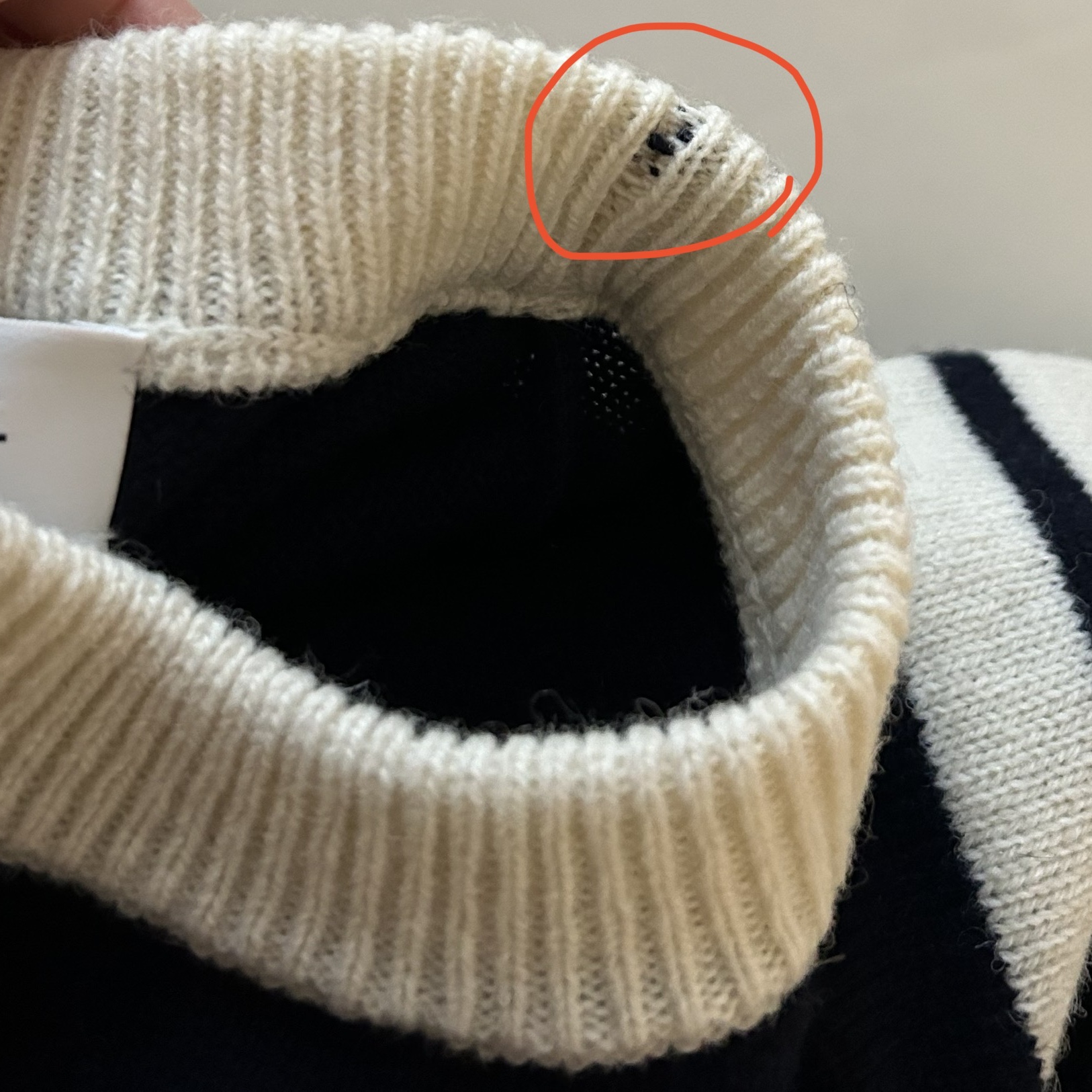 (W) Thom Browne Shetland Wool Contrast Framing 4-Bar Pullover Navy 착용 스타일 - 1