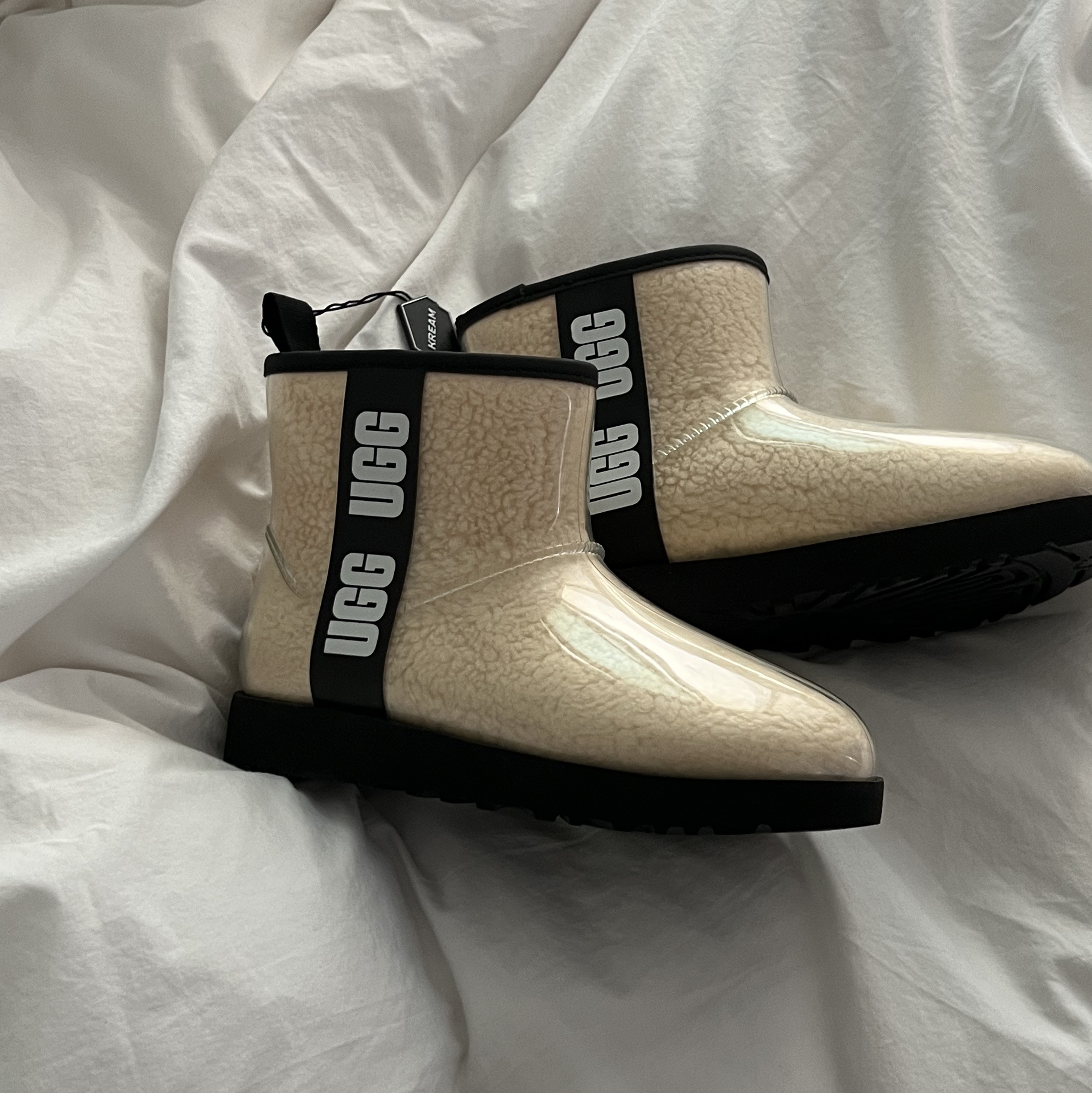 (W) UGG Classic Clear Mini Boots Natural Black 착용 스타일 - 1