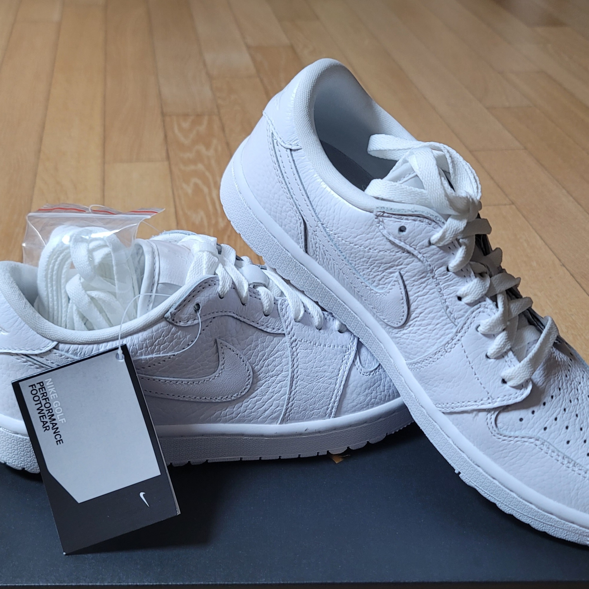 Jordan 1 Low Golf Triple White 착용 스타일 - 1