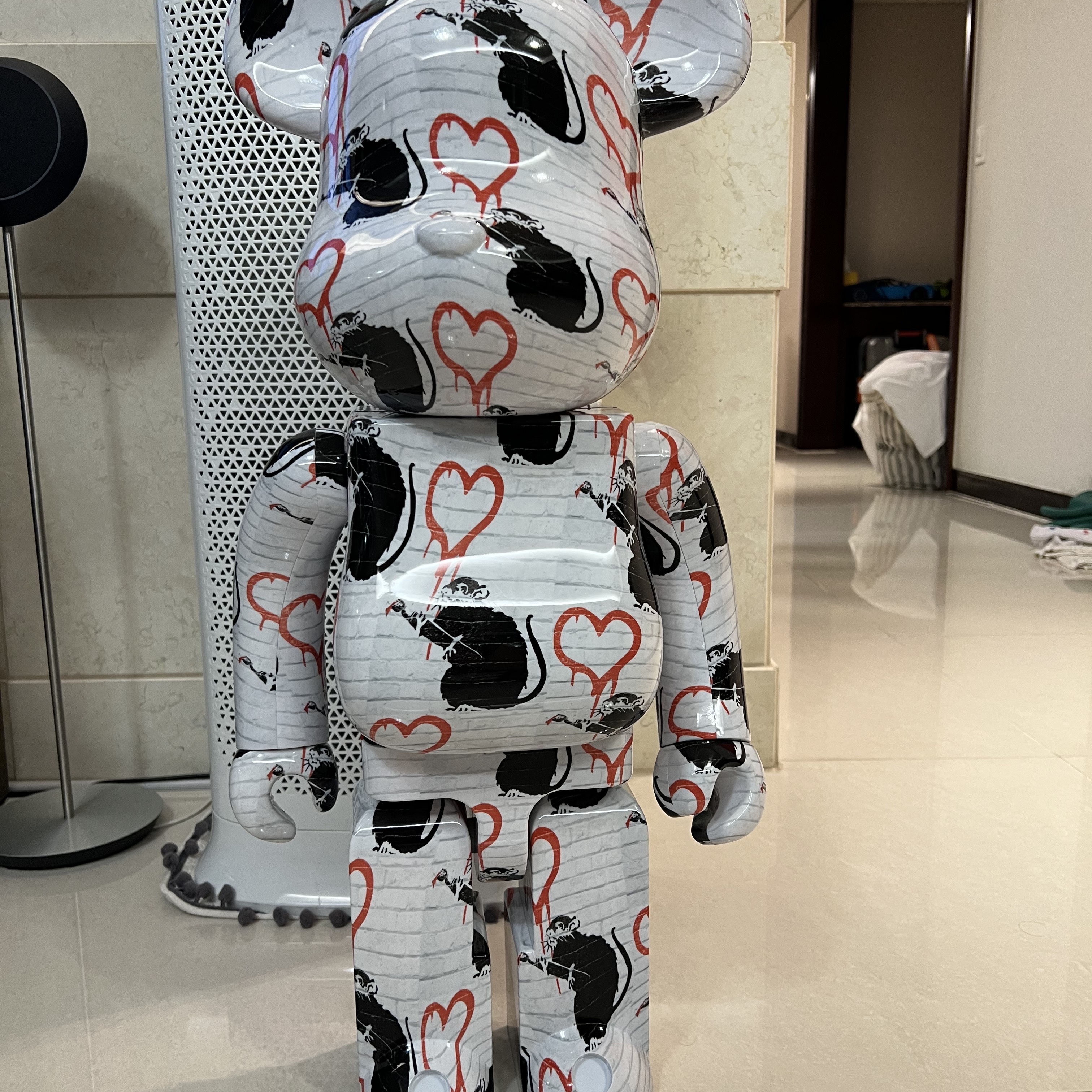 Bearbrick Banksy Love Rat 1000% 착용 스타일 - 4