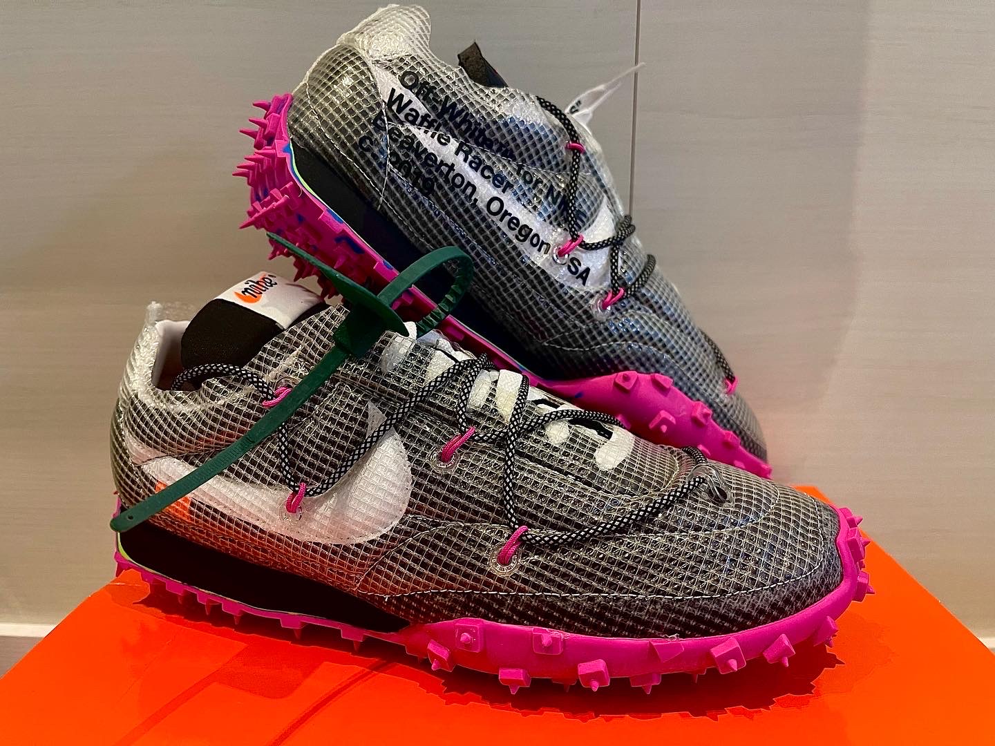(W) Nike x Off-White Waffle Racer Black 착용 스타일