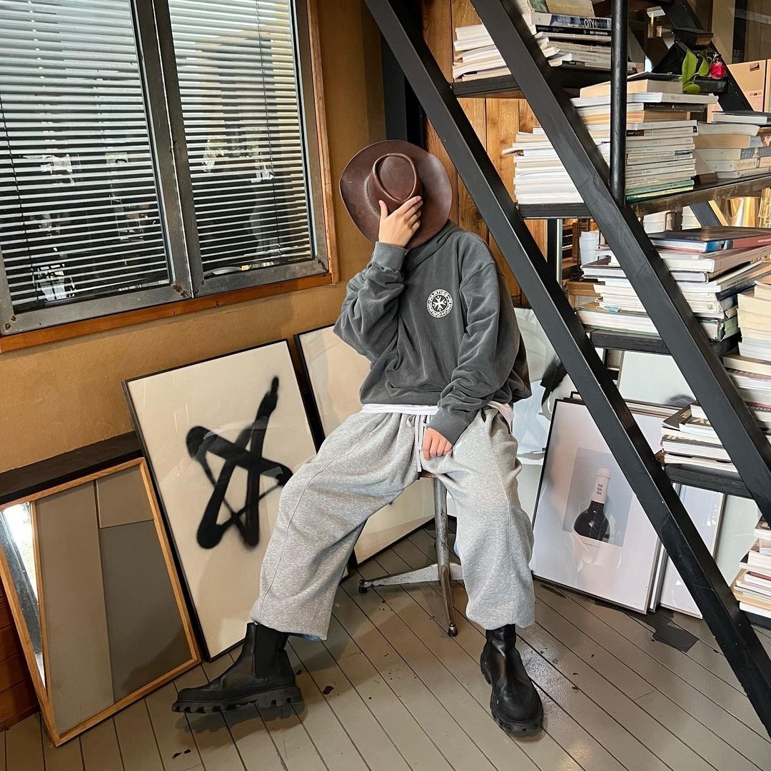 Punch Drunk Parties Circle Logo Garment Dyed Hoodie Charcoal 착용 스타일