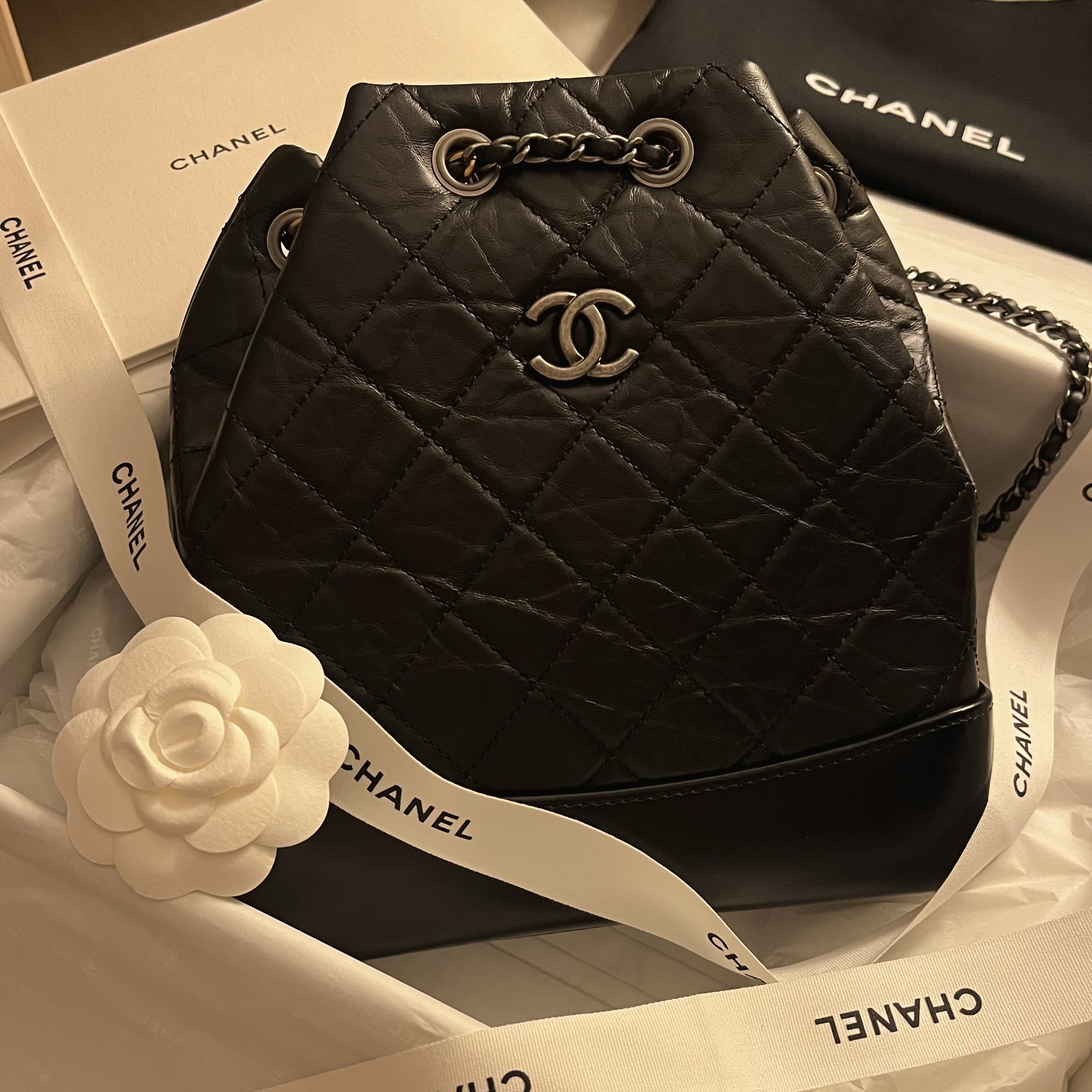 Chanel Small Gabrielle Backpack Aged Calfskin & Gold Silver Black 착용 스타일 - 2