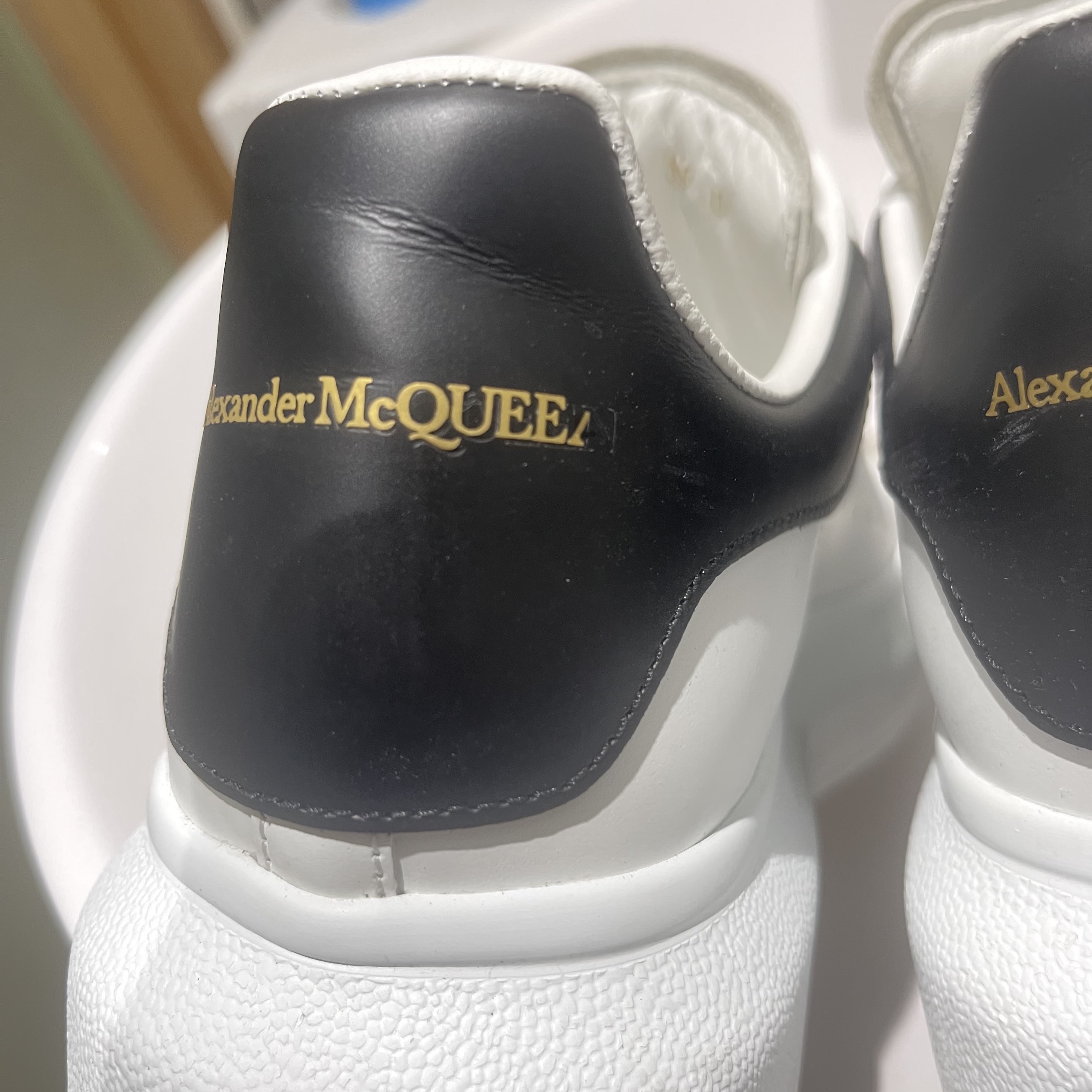 Alexander McQueen Oversized Sneakers White Black 착용 스타일 - 1
