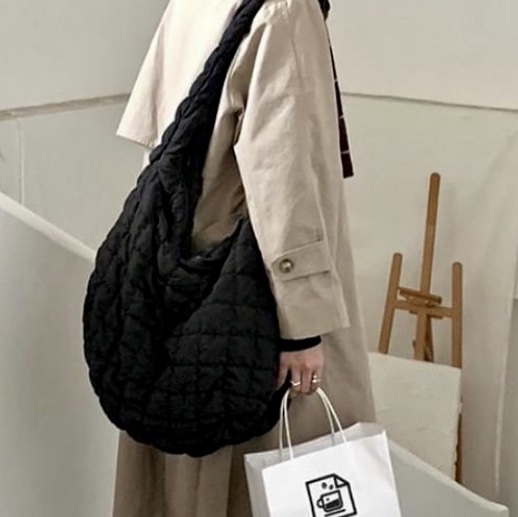 COS Quilted Oversized Shoulder Bag Black 착용 스타일