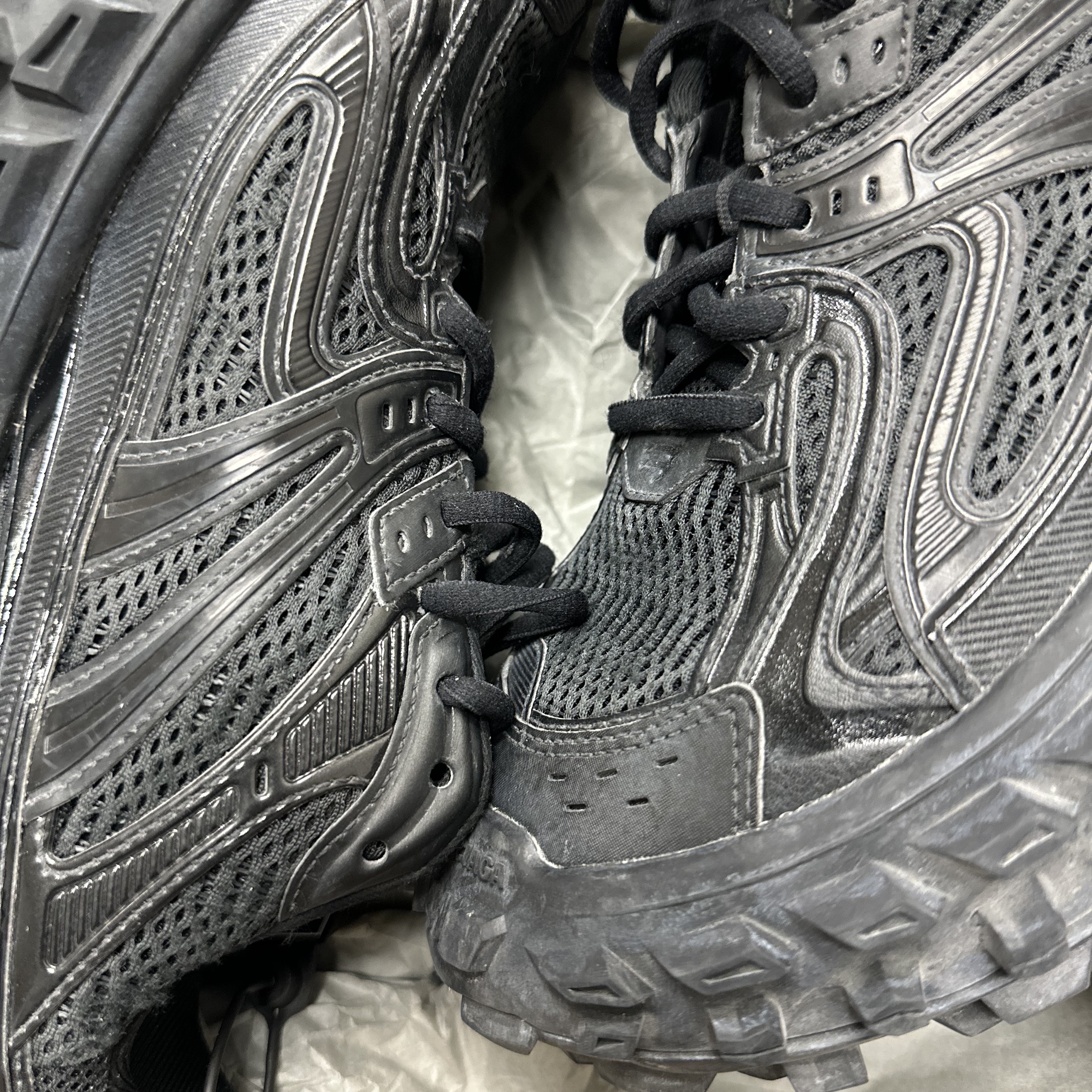Balenciaga Defender Sneakers Black 착용 스타일