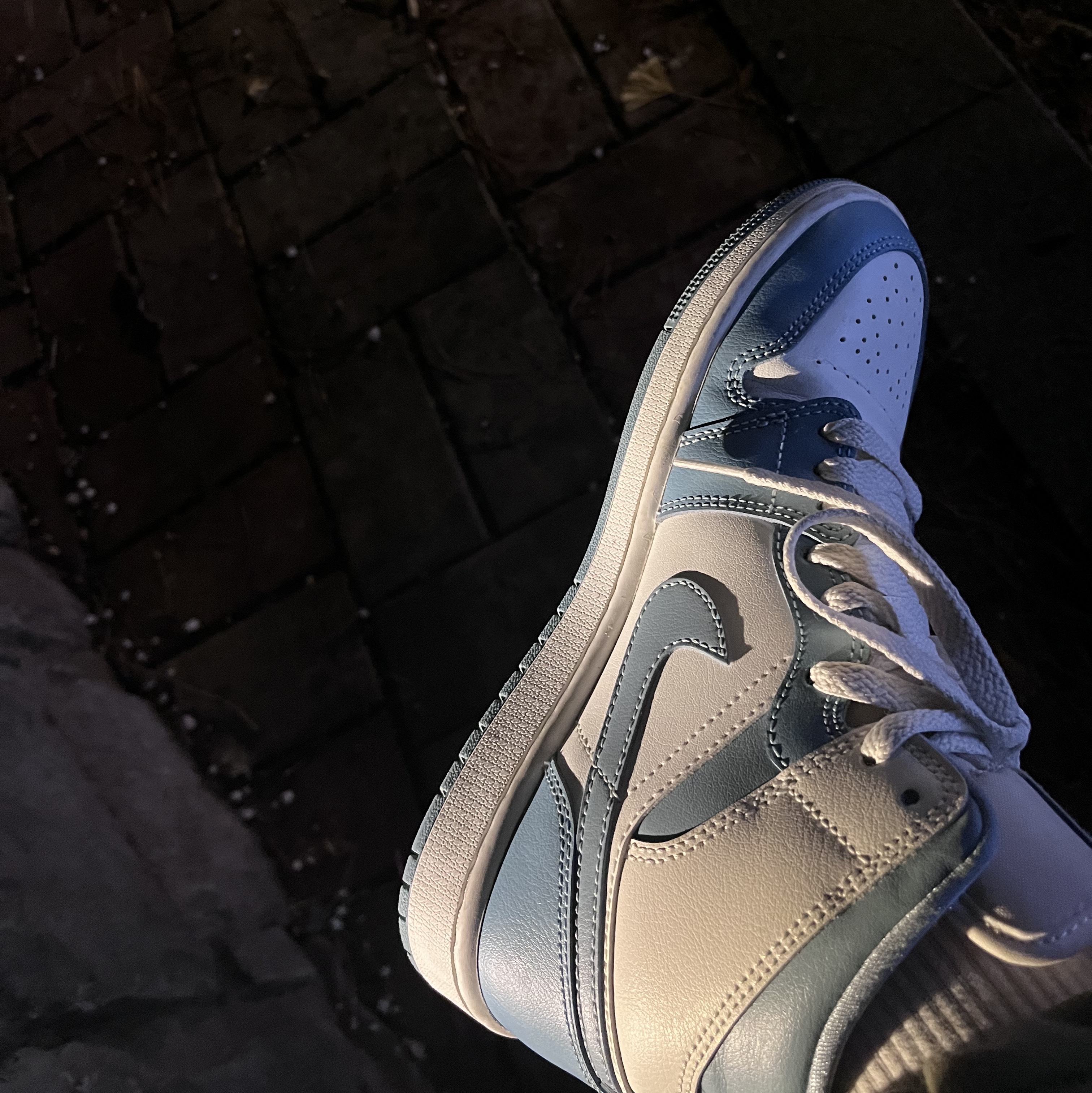 (W) Jordan 1 Mid Sail and Worn Blue 착용 스타일