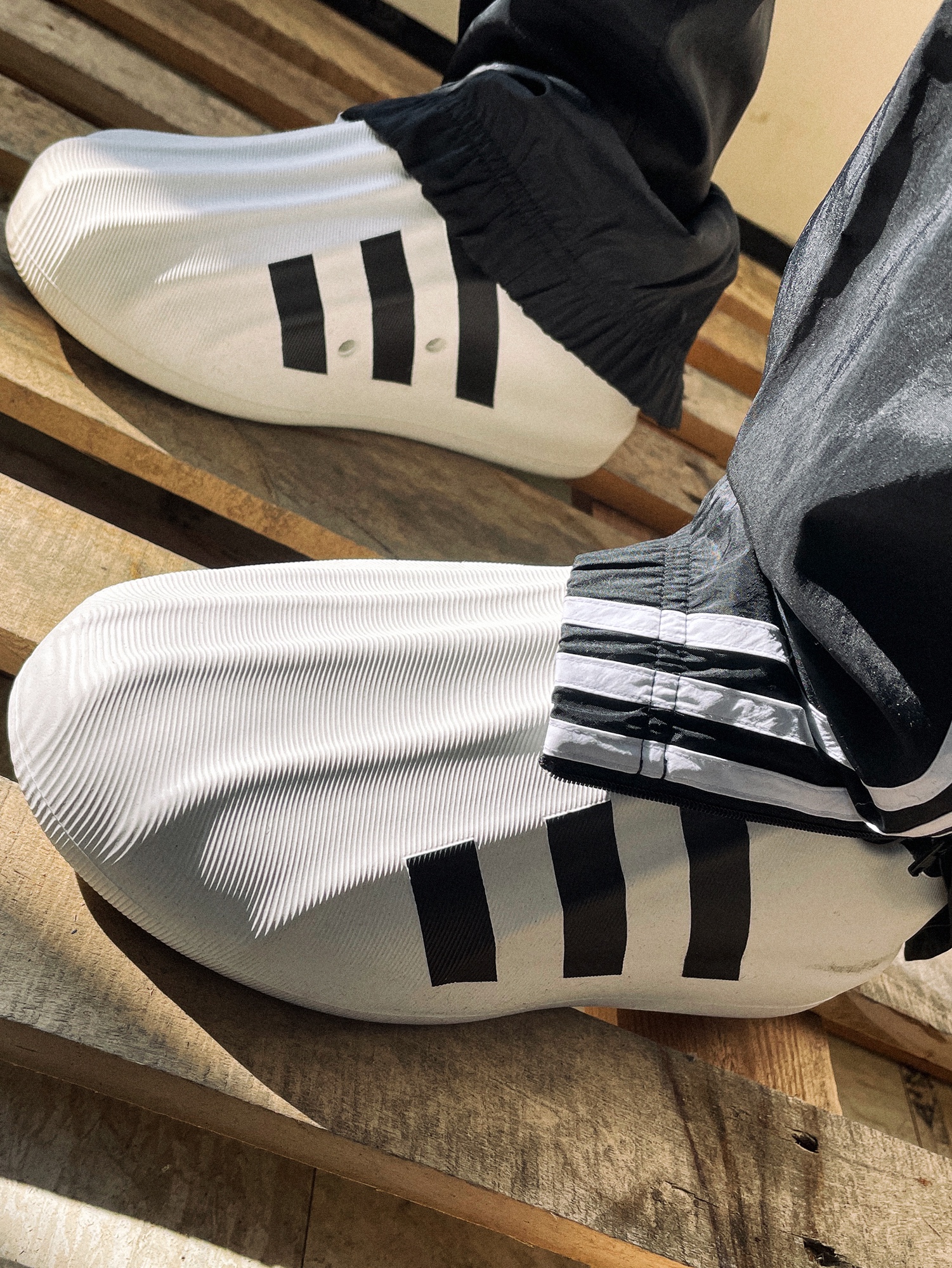 Adidas Adifom Superstar Core White 착용 스타일 - 2