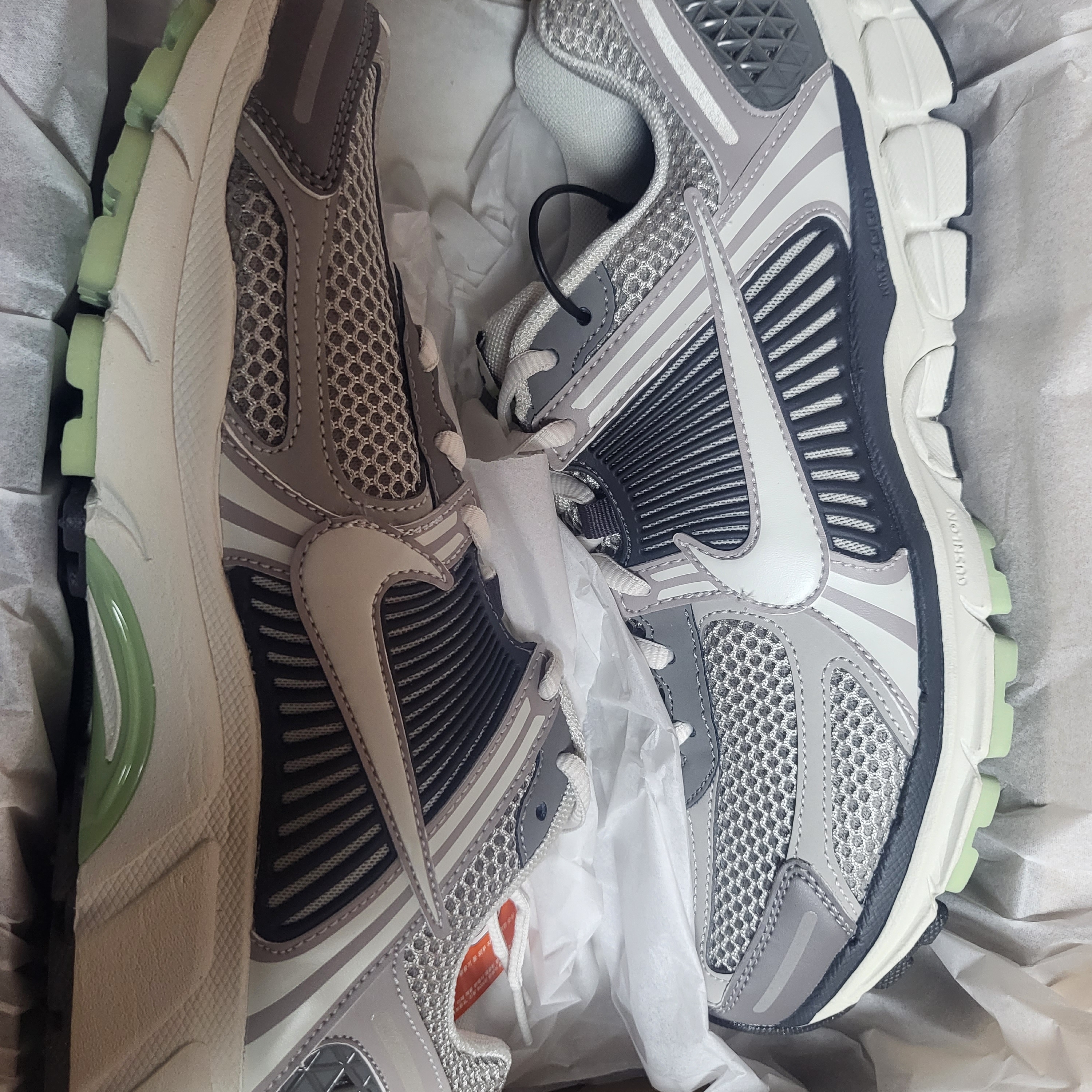(W) Nike Zoom Vomero 5 Cobblestone and Flat Pewter 착용 스타일