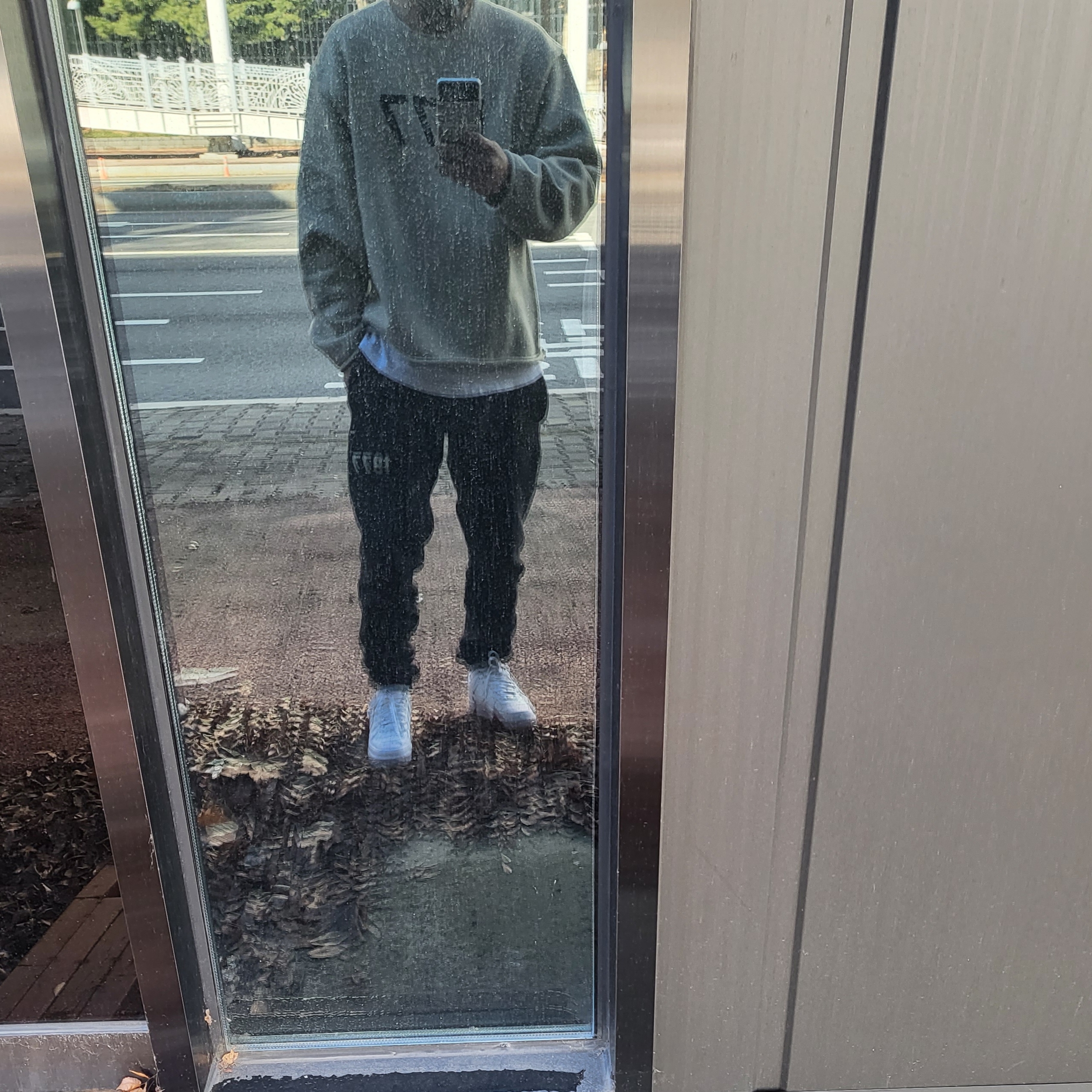Essentials 1977 Raw Edge Sweater Wheat - 22SS, Essentials 1977 Sweatpants Iron - 22SS 착용 스타일