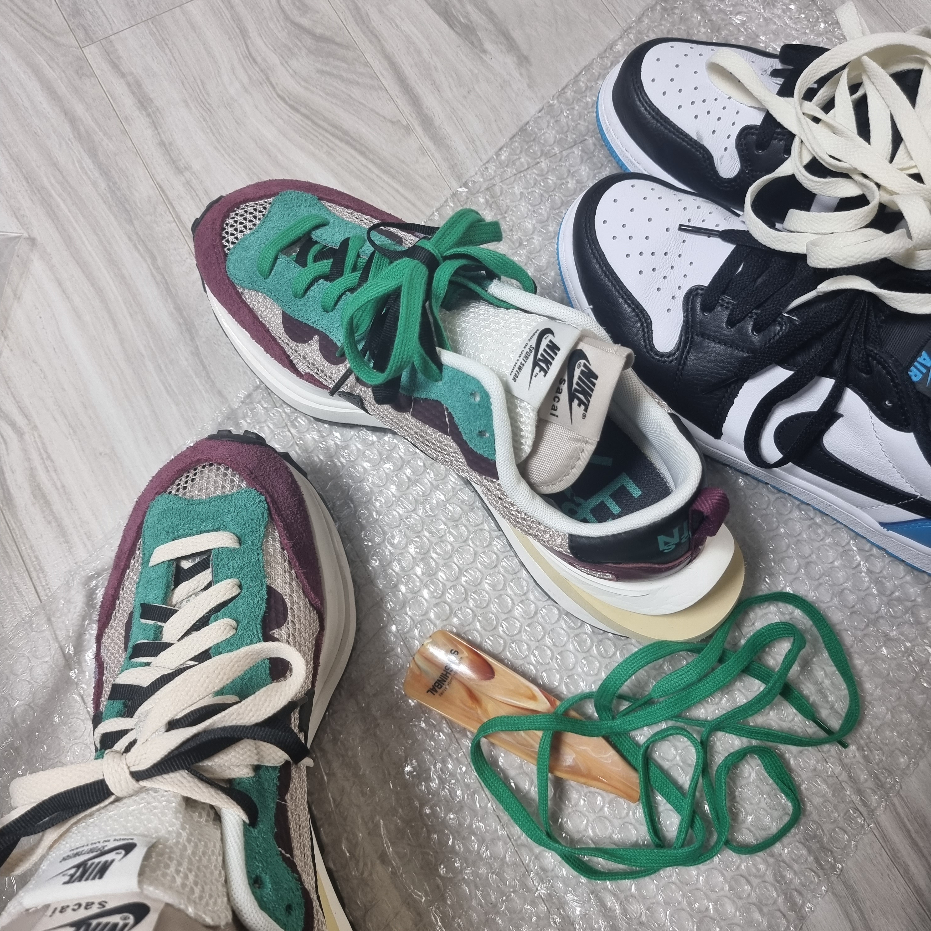 Nike x Sacai VaporWaffle String & Black Villain Red, Jordan 1 Retro Low OG Black and Dark Powder Blue 착용 스타일 - 2