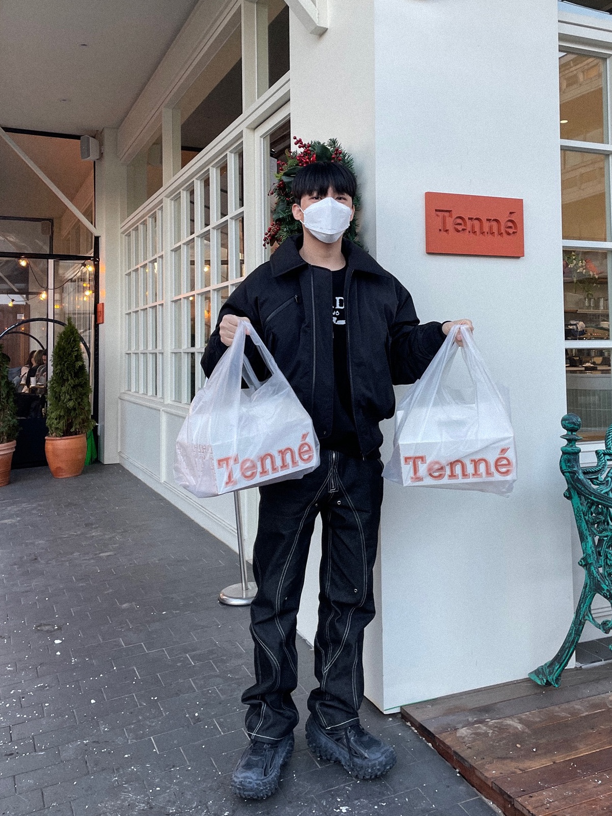 Prada Oversized Cotton Jersey Logo Sweatshirt Black White, Balenciaga Defender Sneakers Black 착용 스타일 - 2