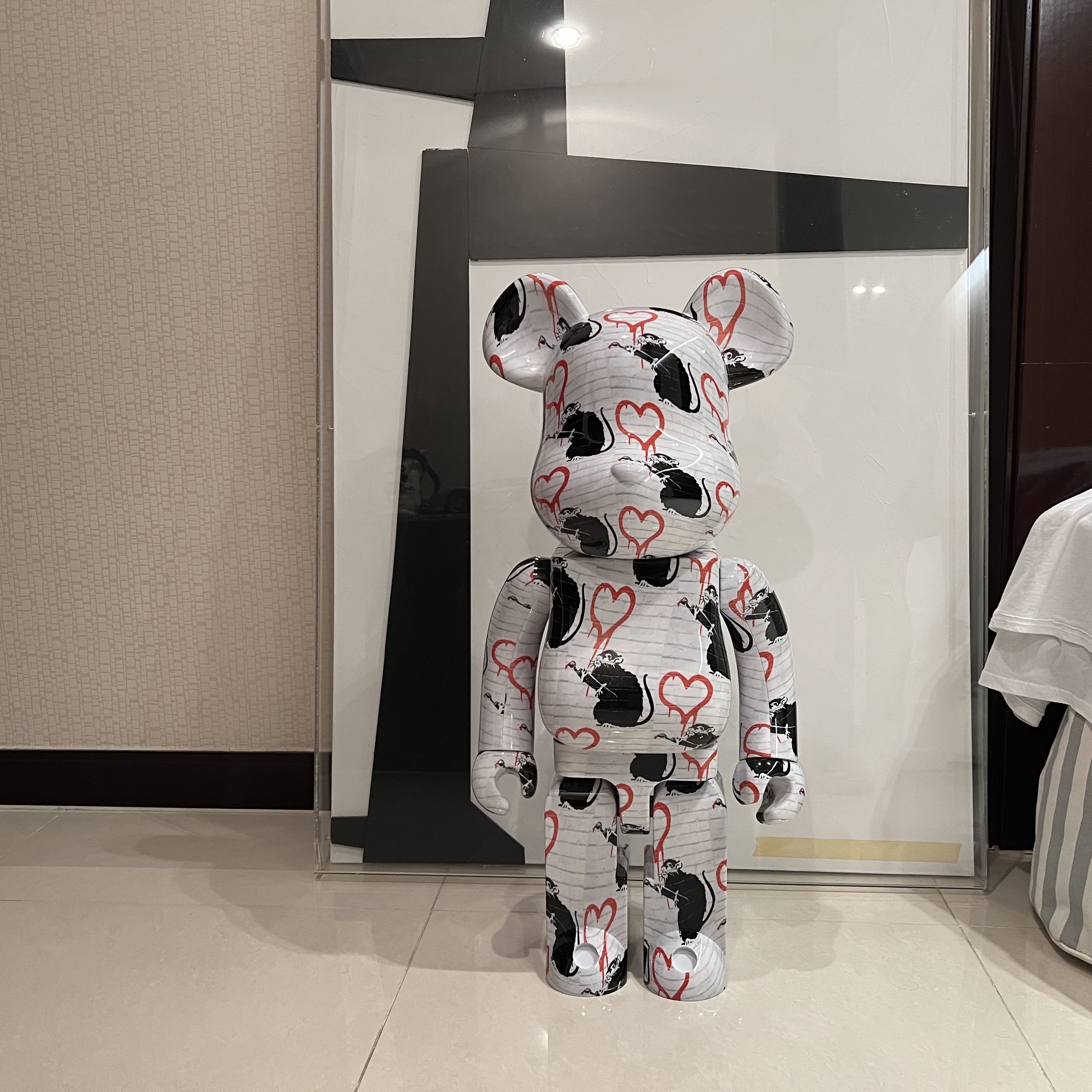 Bearbrick Banksy Love Rat 1000% 착용 스타일 - 1