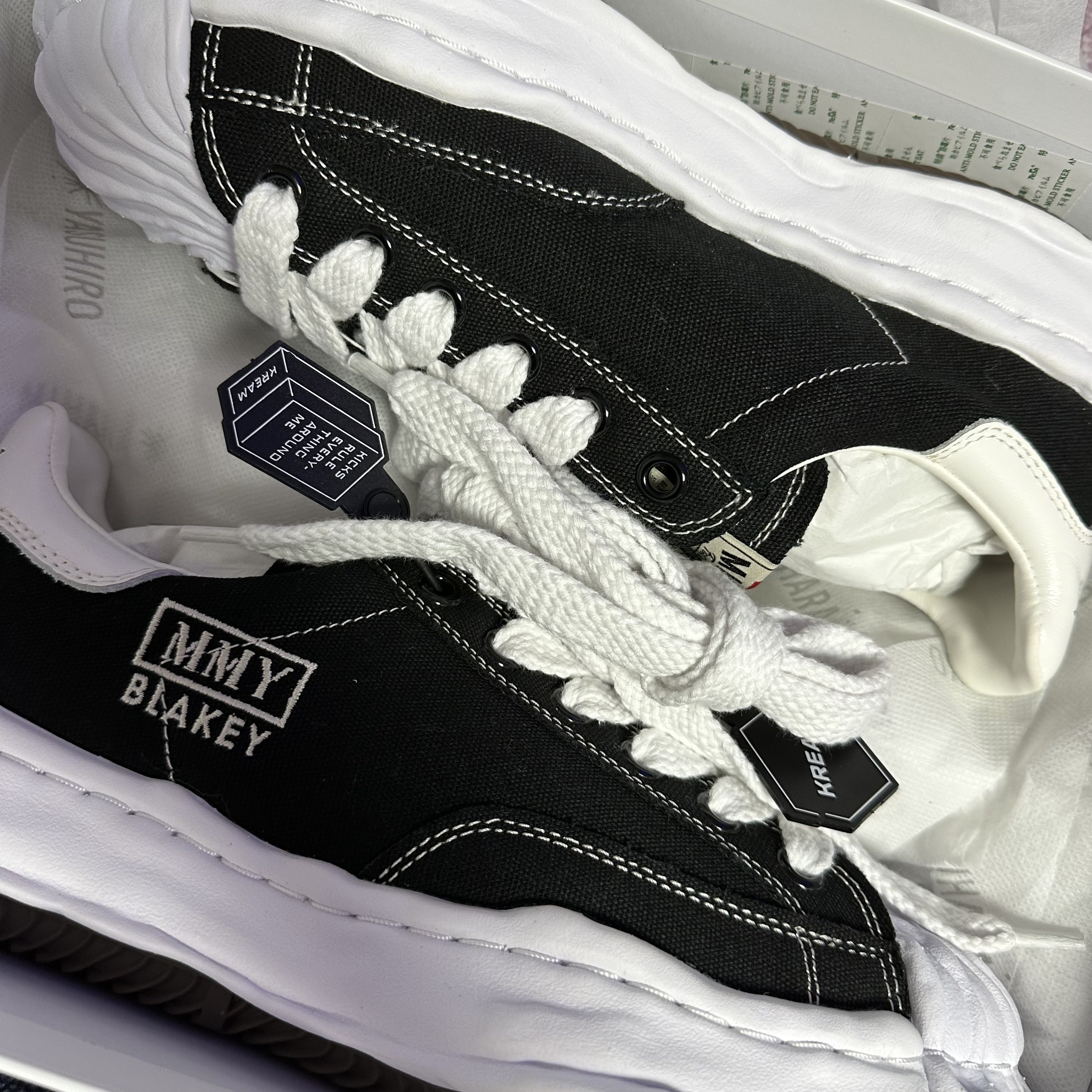 Maison Mihara Yasuhiro Blakey OG Sole Canvas Low-top Sneakers Black White 착용 스타일