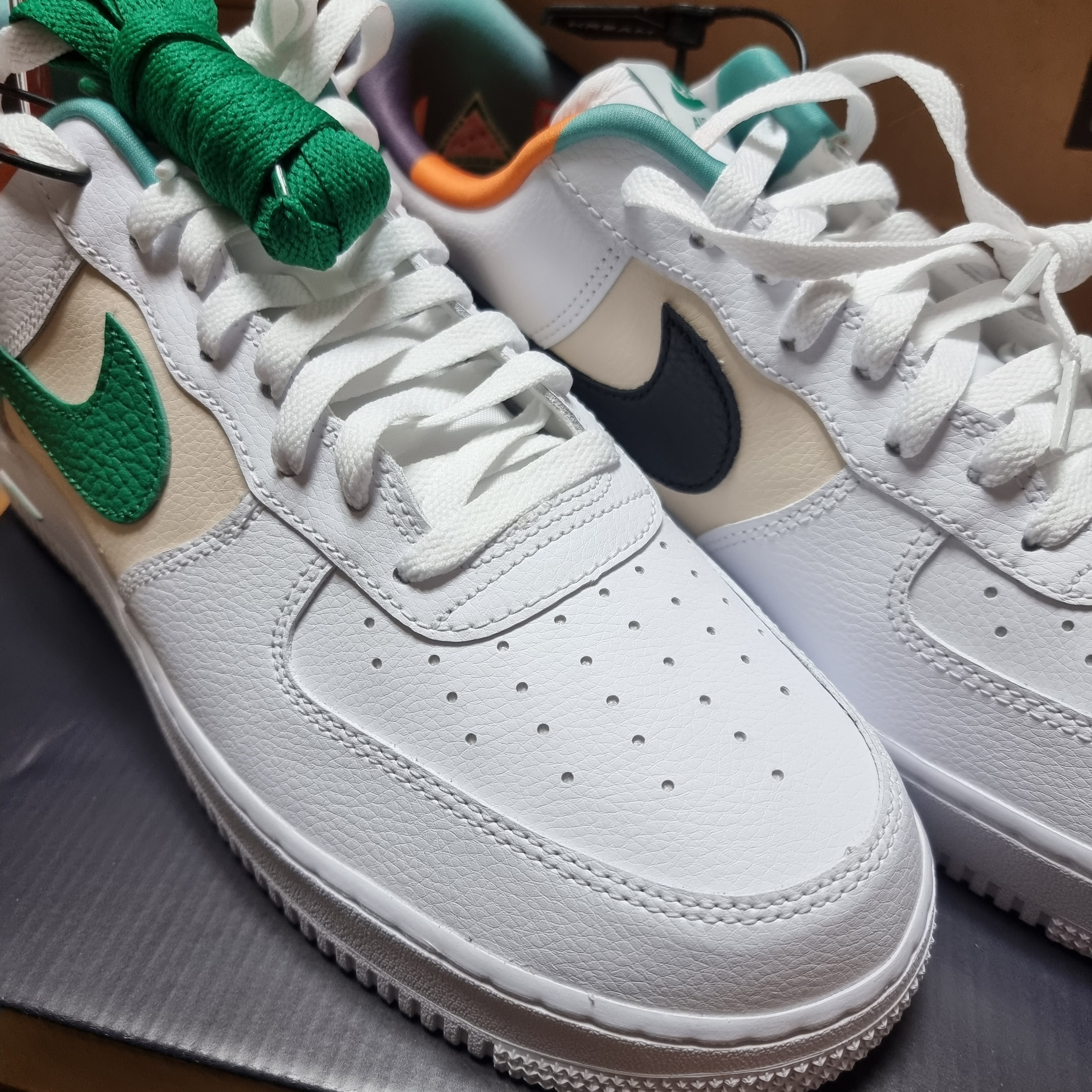 Nike Air Force 1 '07 LV8 EMB White Malachite 착용 스타일 - 2