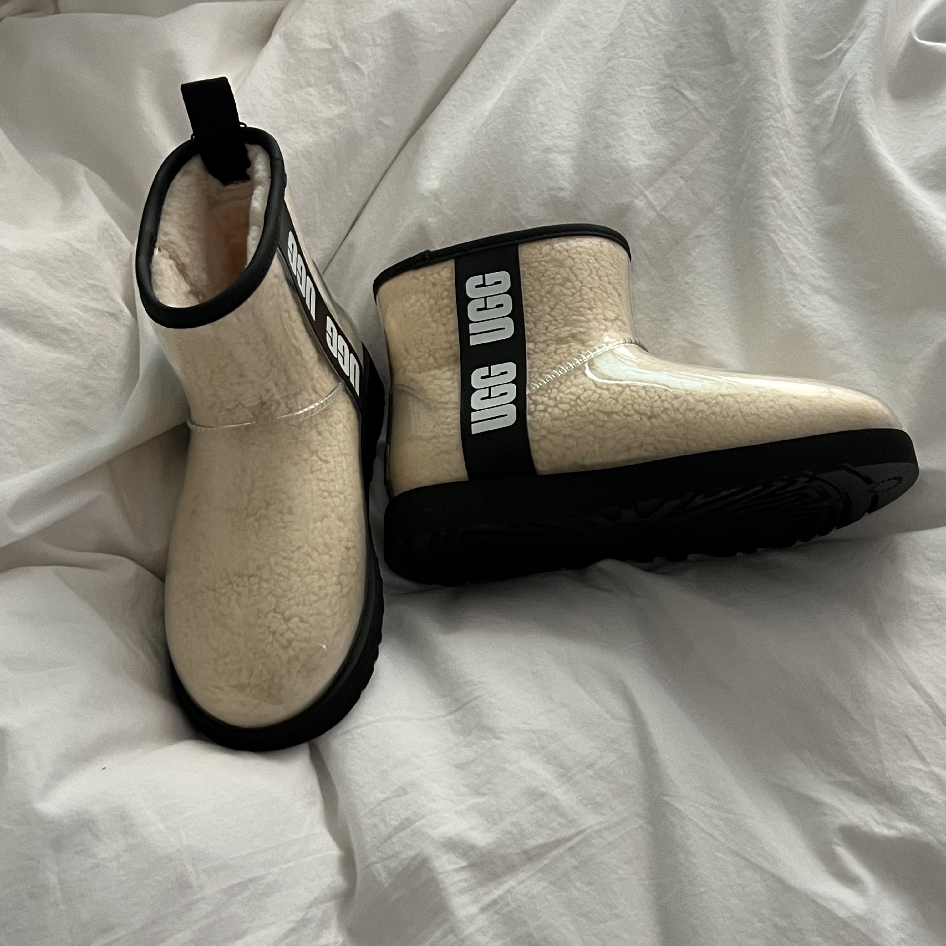 (W) UGG Classic Clear Mini Boots Natural Black 착용 스타일 - 2