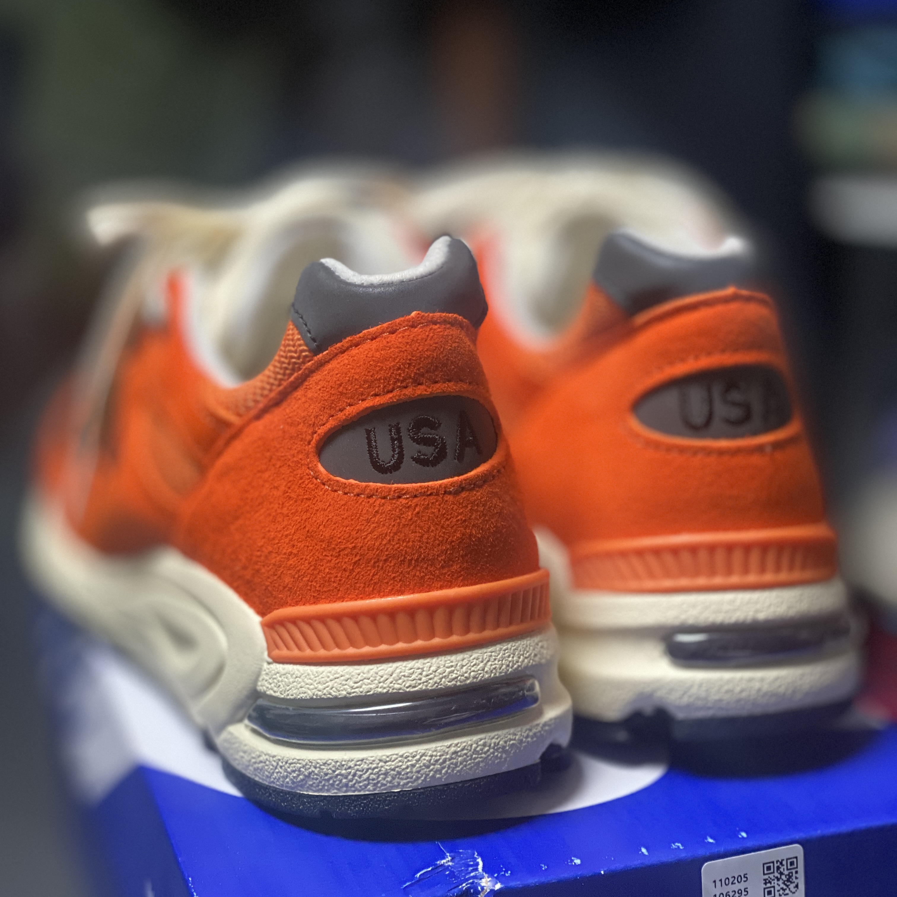 New Balance 990v2 Made in USA Marigold Black 착용 스타일 - 4