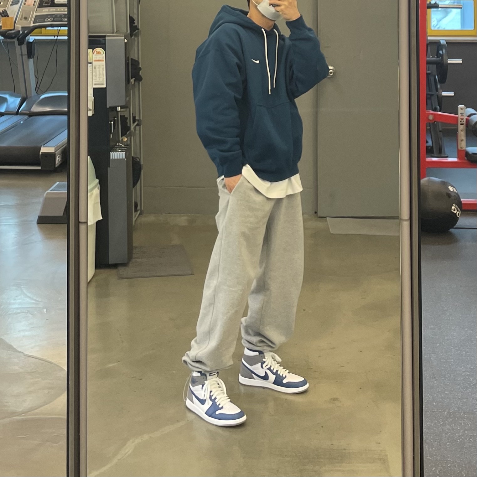 Jordan 1 Retro High OG True Blue, Nike NRG Solo Swoosh Fleece Hoodie Valerian Blue - Asia 착용 스타일