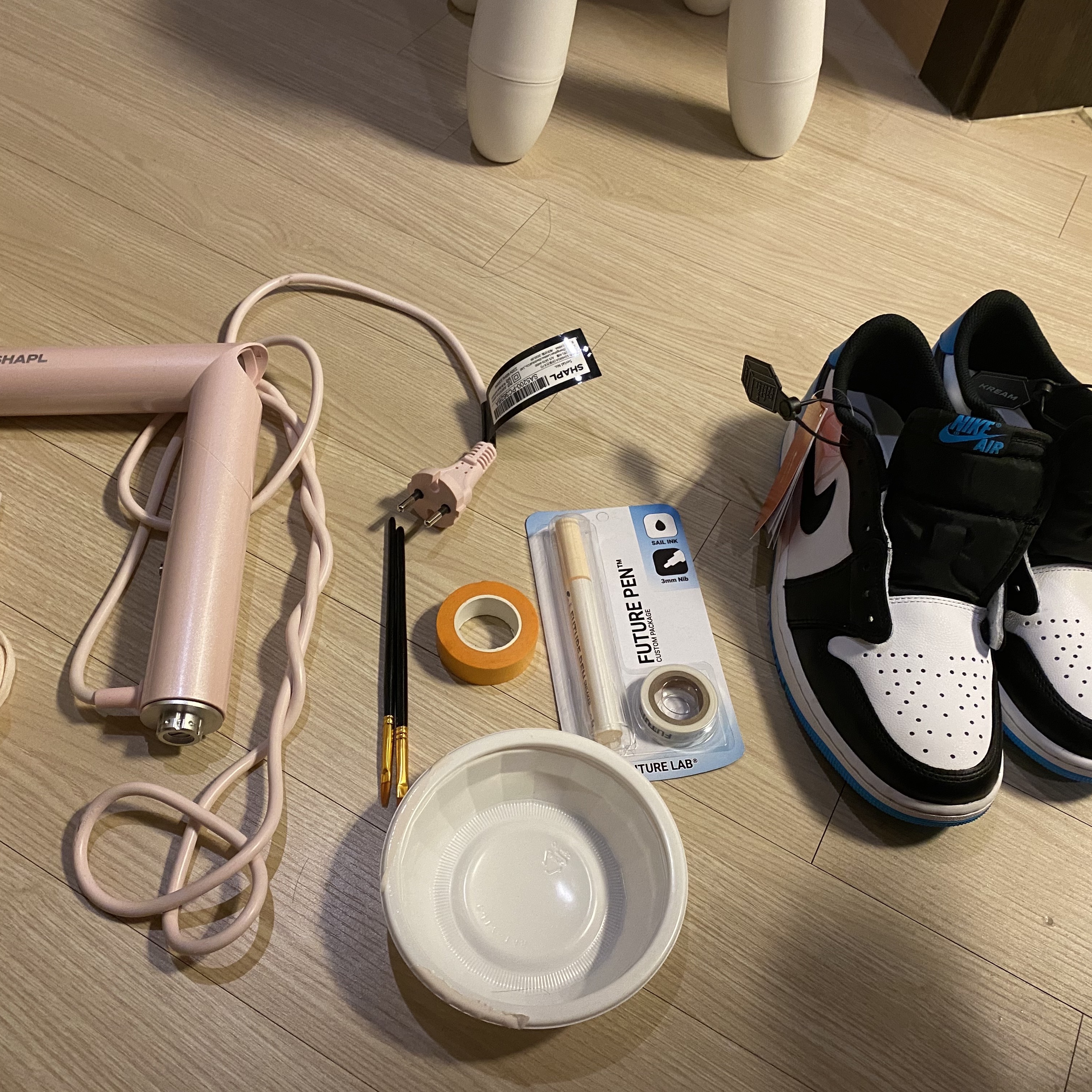Jordan 1 Retro Low OG Black and Dark Powder Blue 착용 스타일 - 2