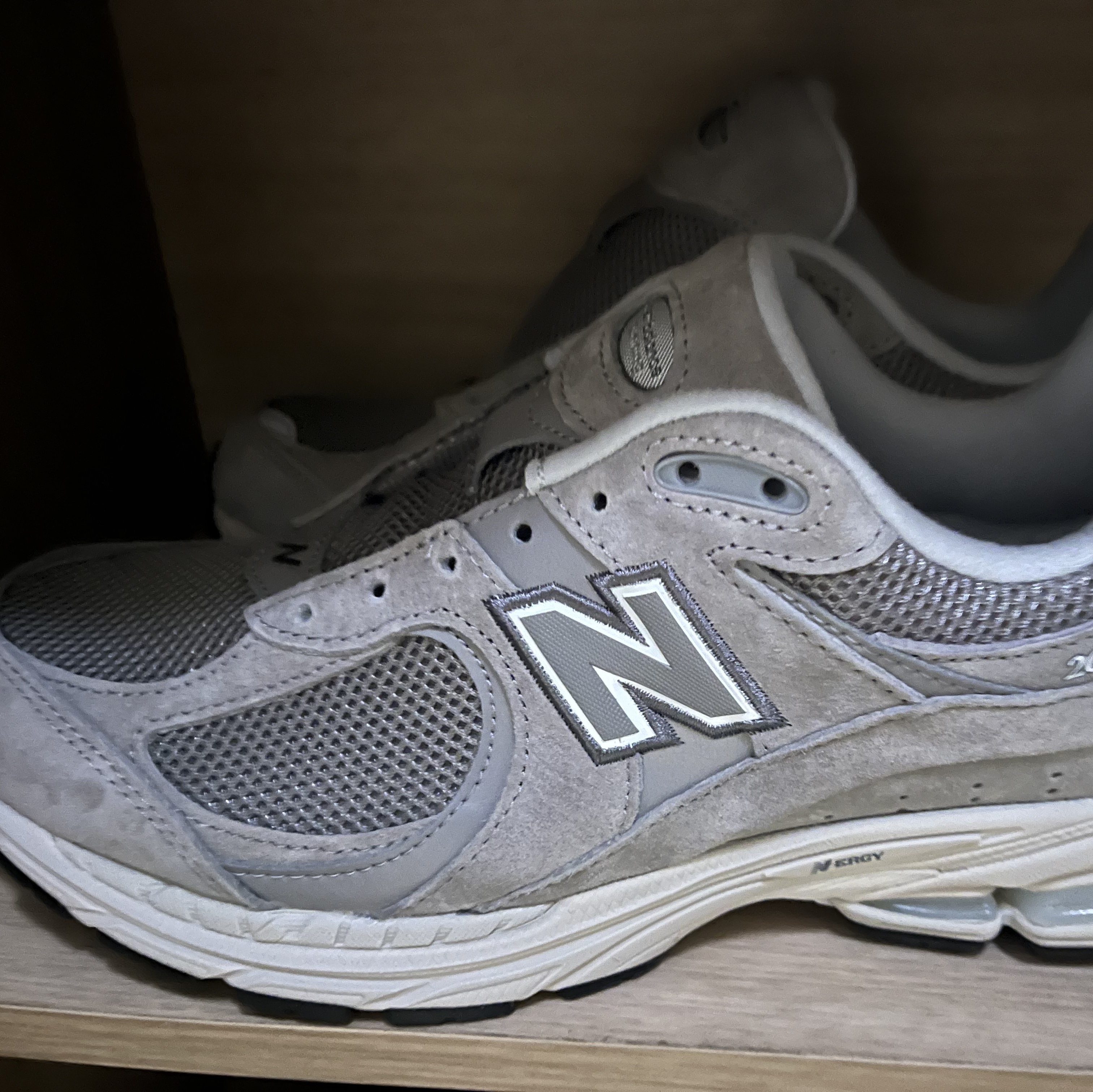 New Balance 2002R Grey 착용 스타일