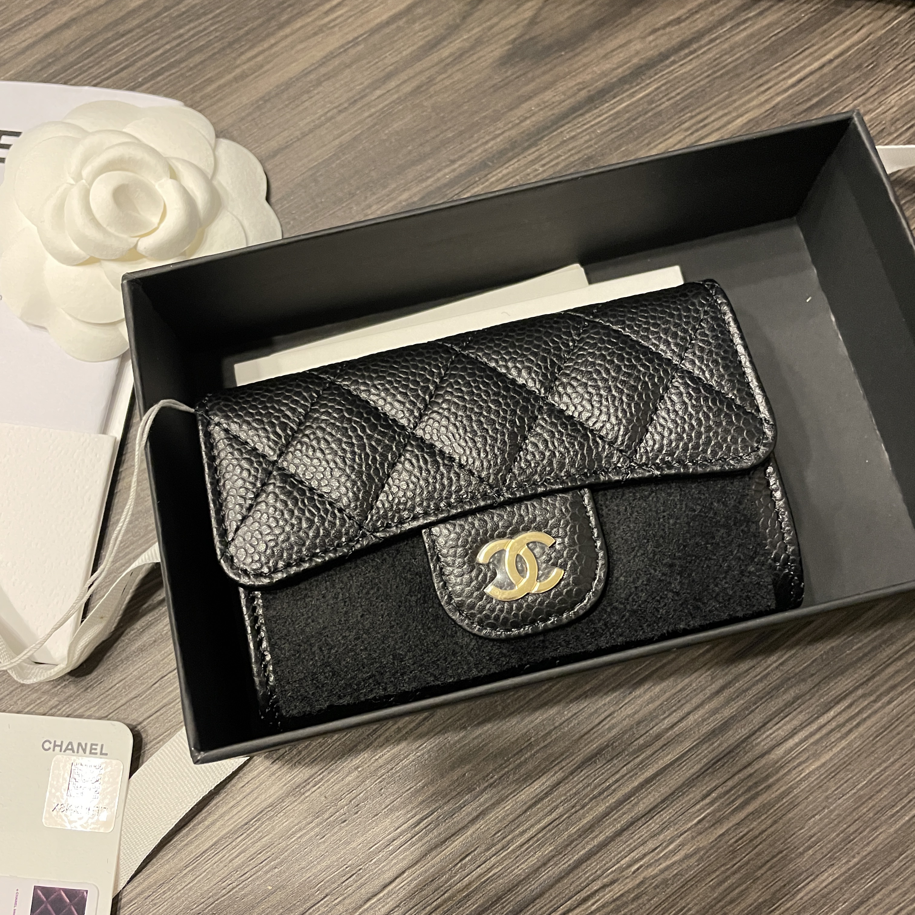 Chanel Classic Card Holder Grained Calfskin & Gold Black 착용 스타일 - 2