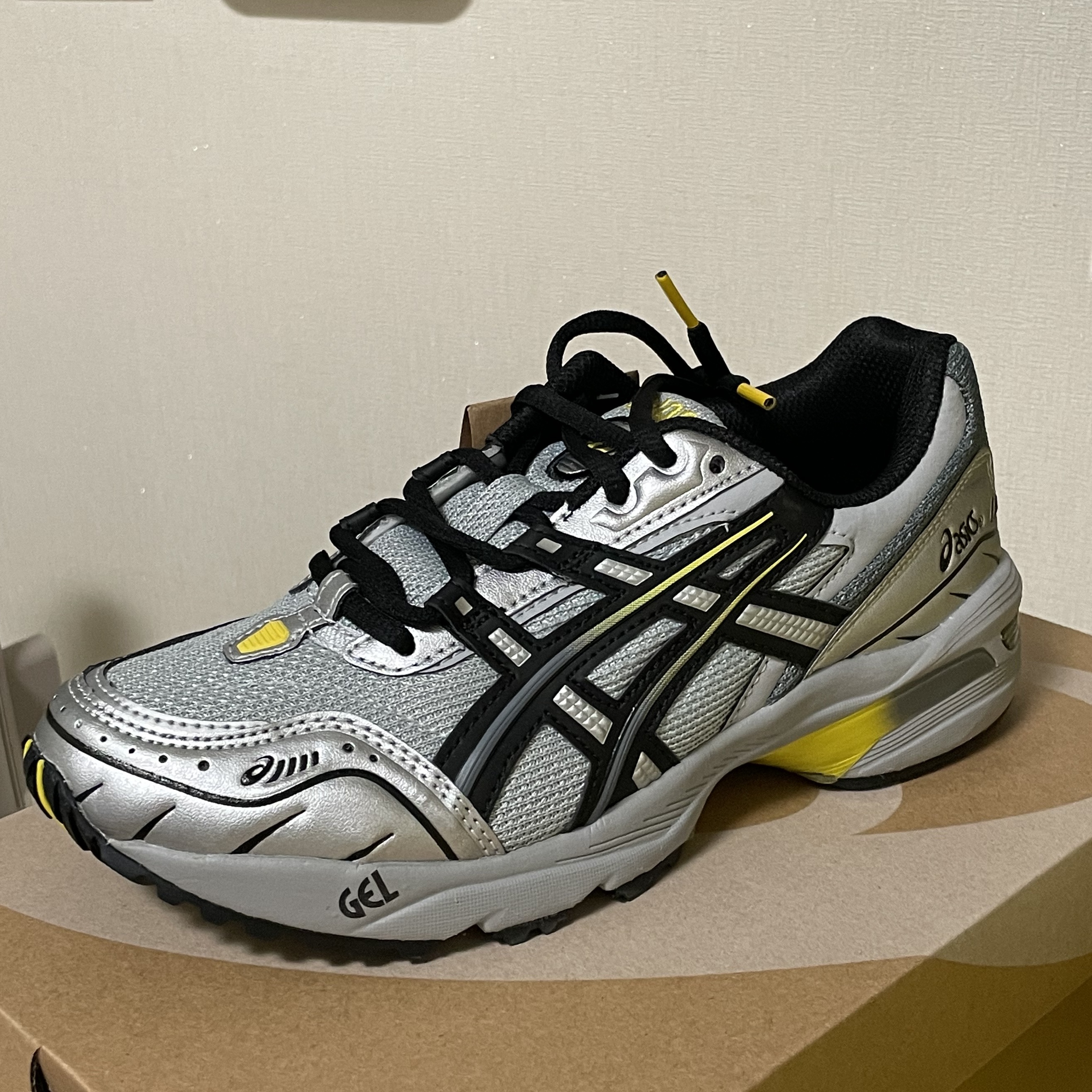 Asics Gel-1090 Mid Grey Black 착용 스타일
