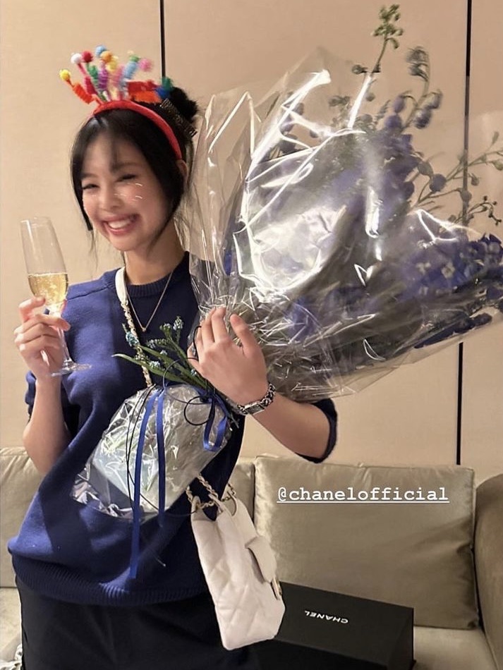 Chanel Small Hobo Bag Shiny Crumpled Calfskin & Gold White, Chanel Small Hobo Bag Shiny Crumpled Calfskin & Gold Black 착용 스타일 - 2