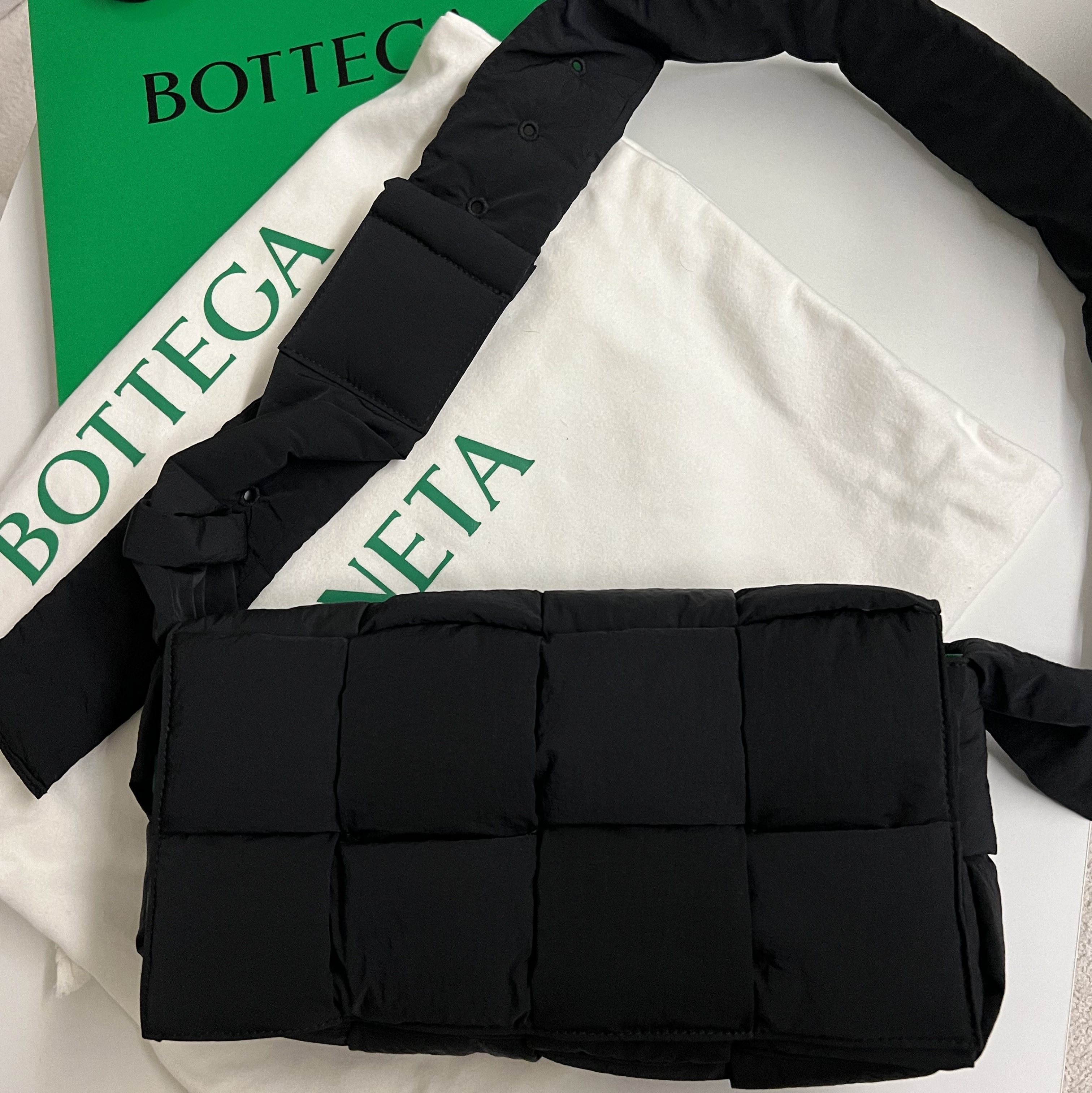 Bottega Veneta Padded Tech Cassette Black Parakeet 착용 스타일 - 2