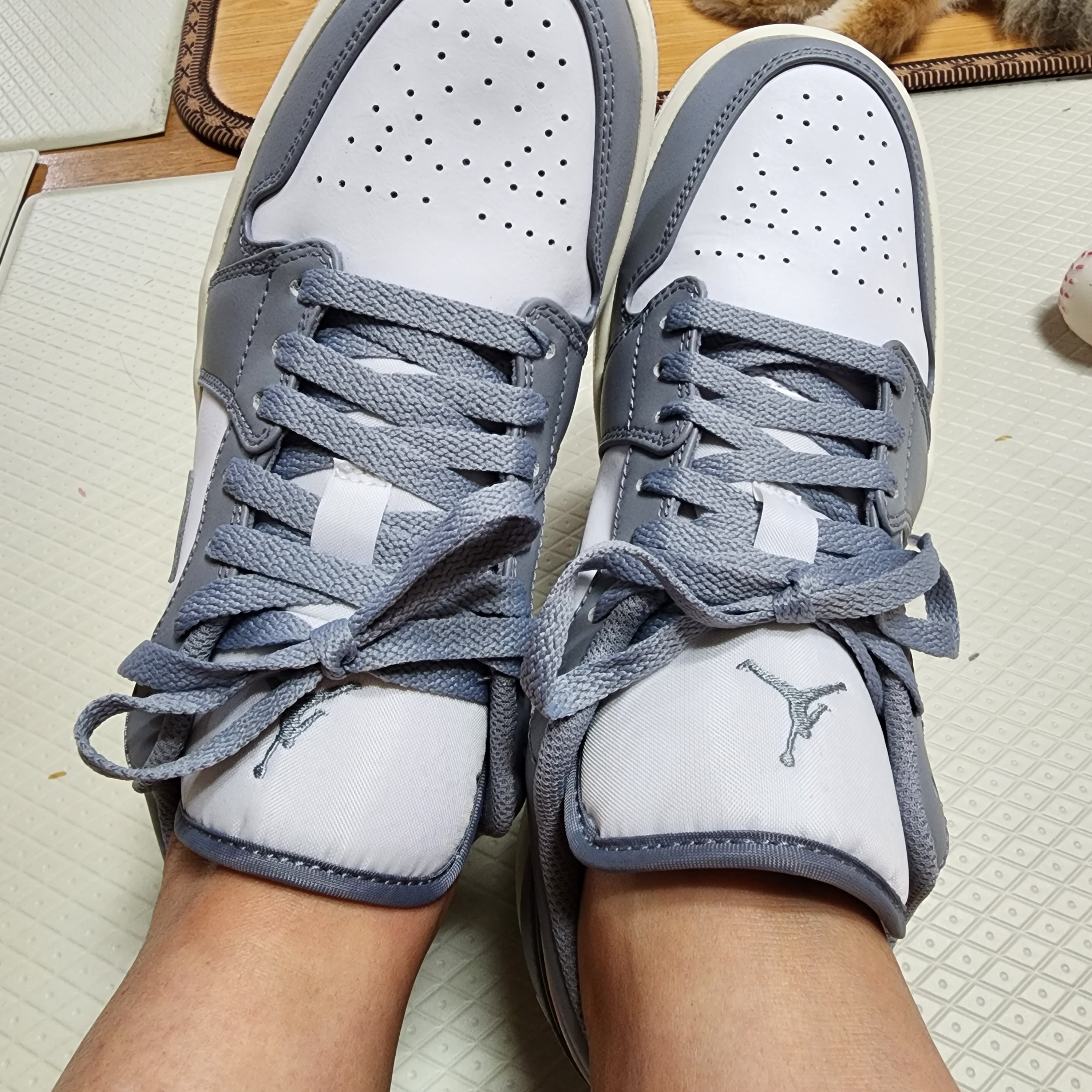 Jordan 1 Low Stealth and White 착용 스타일 - 1
