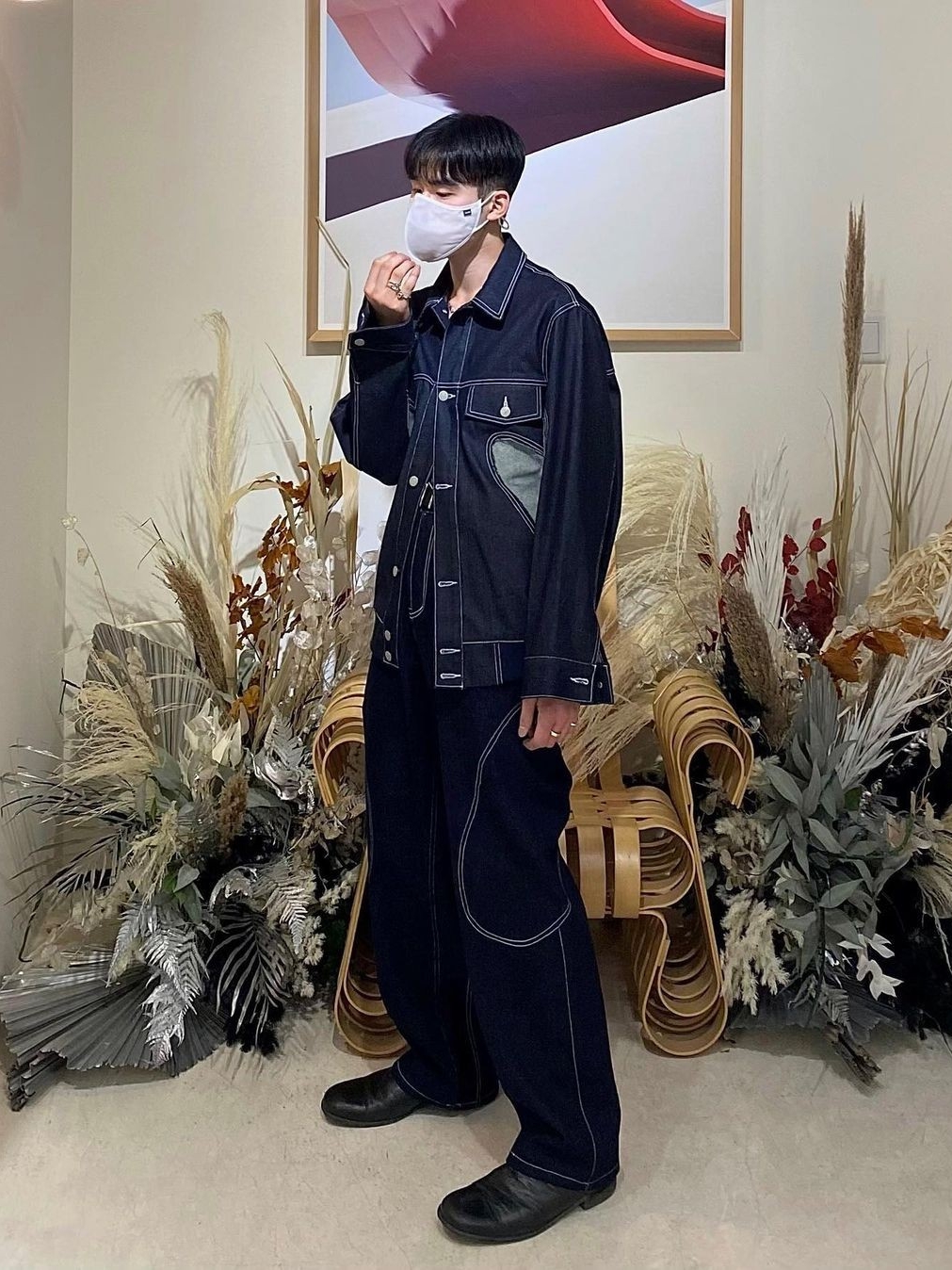 Typing Mistake Love Trucker Jacket Indigo - 22FW, Typing Mistake Curved Line Wide Denim Pants Deep Indigo - 22FW 착용 스타일 - 2