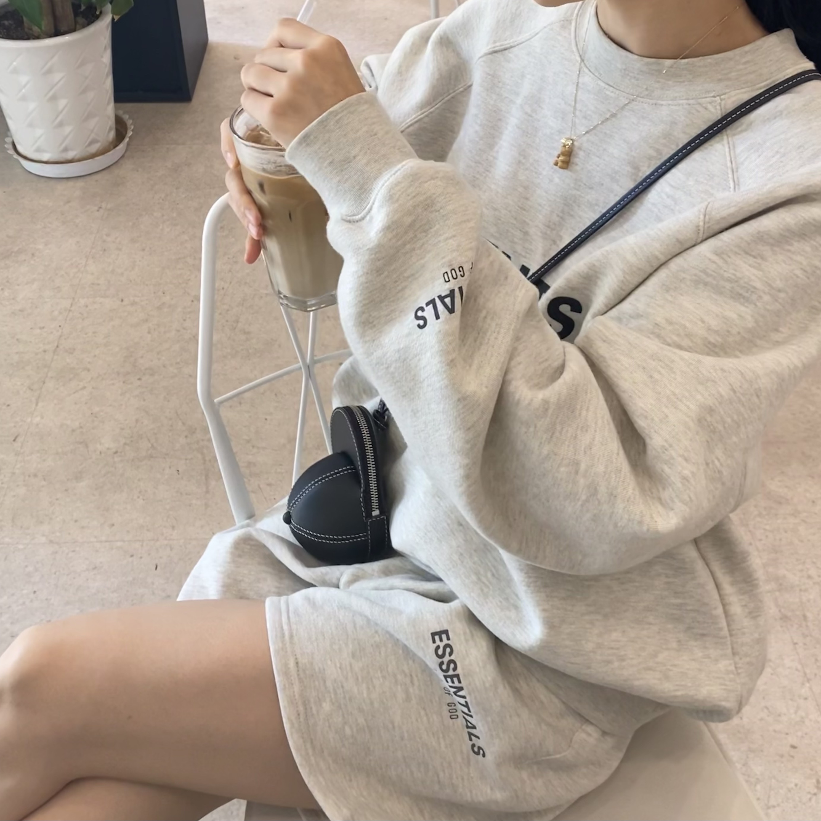 Essentials 3D Silicon Applique Crewneck Oatmeal/Oatmeal Heather/Light Heather Oatmeal 2020, Essentials Sweatshorts Oatmeal - 21SS 착용 스타일