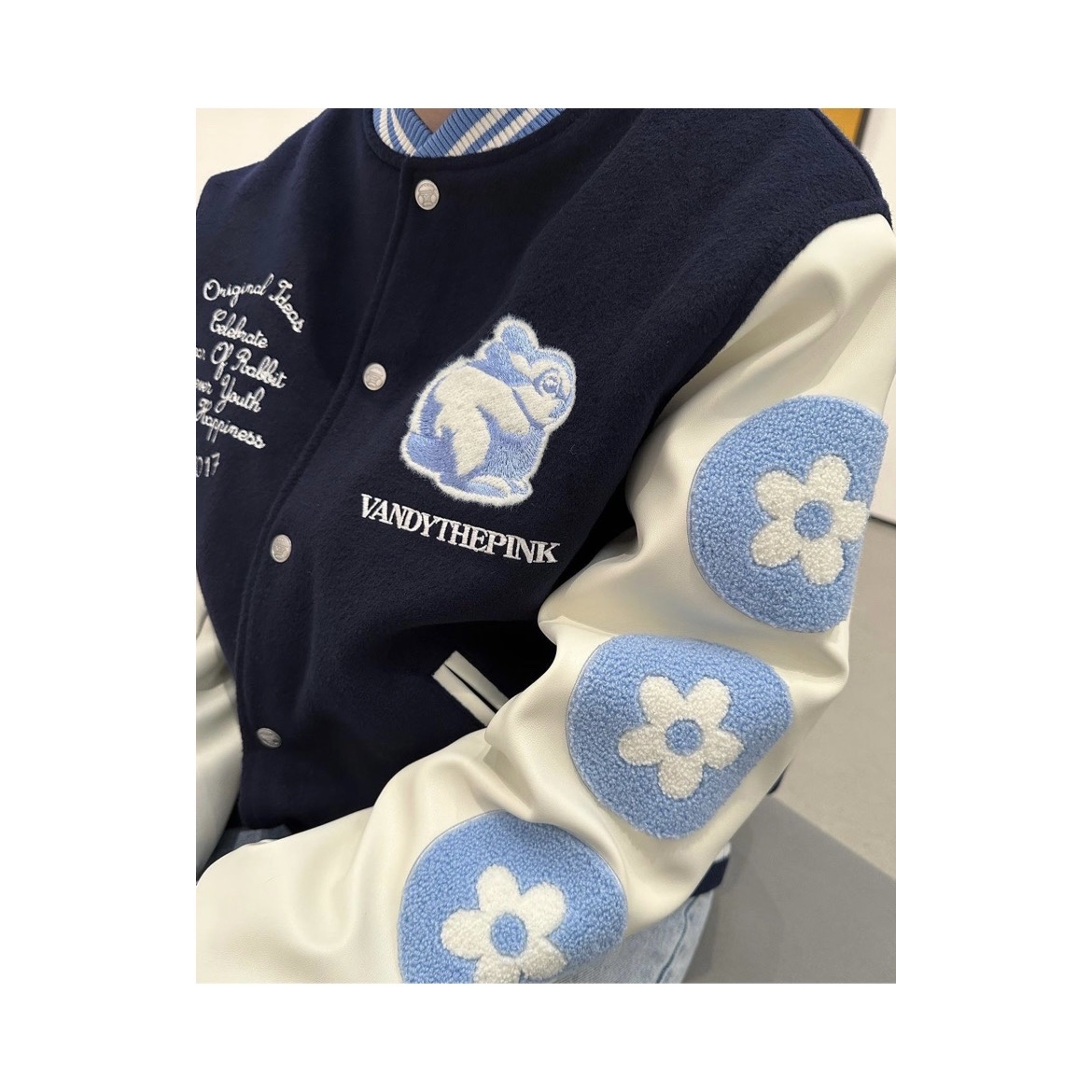 Vandy The Pink Rabbit Varsity Jacket 착용 스타일 - 2
