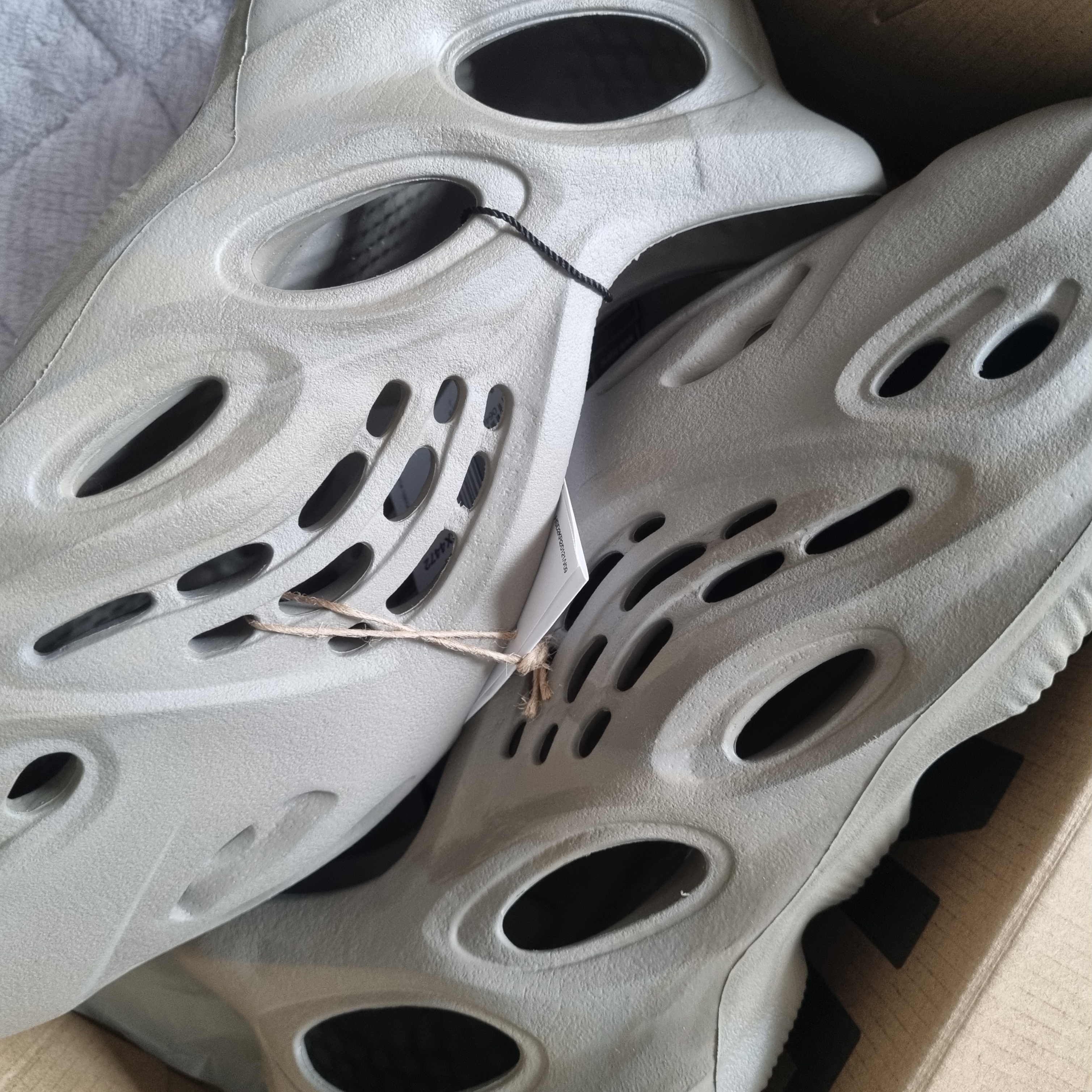 Adidas Yeezy Foam RNNR Stone Sage 착용 스타일 - 1