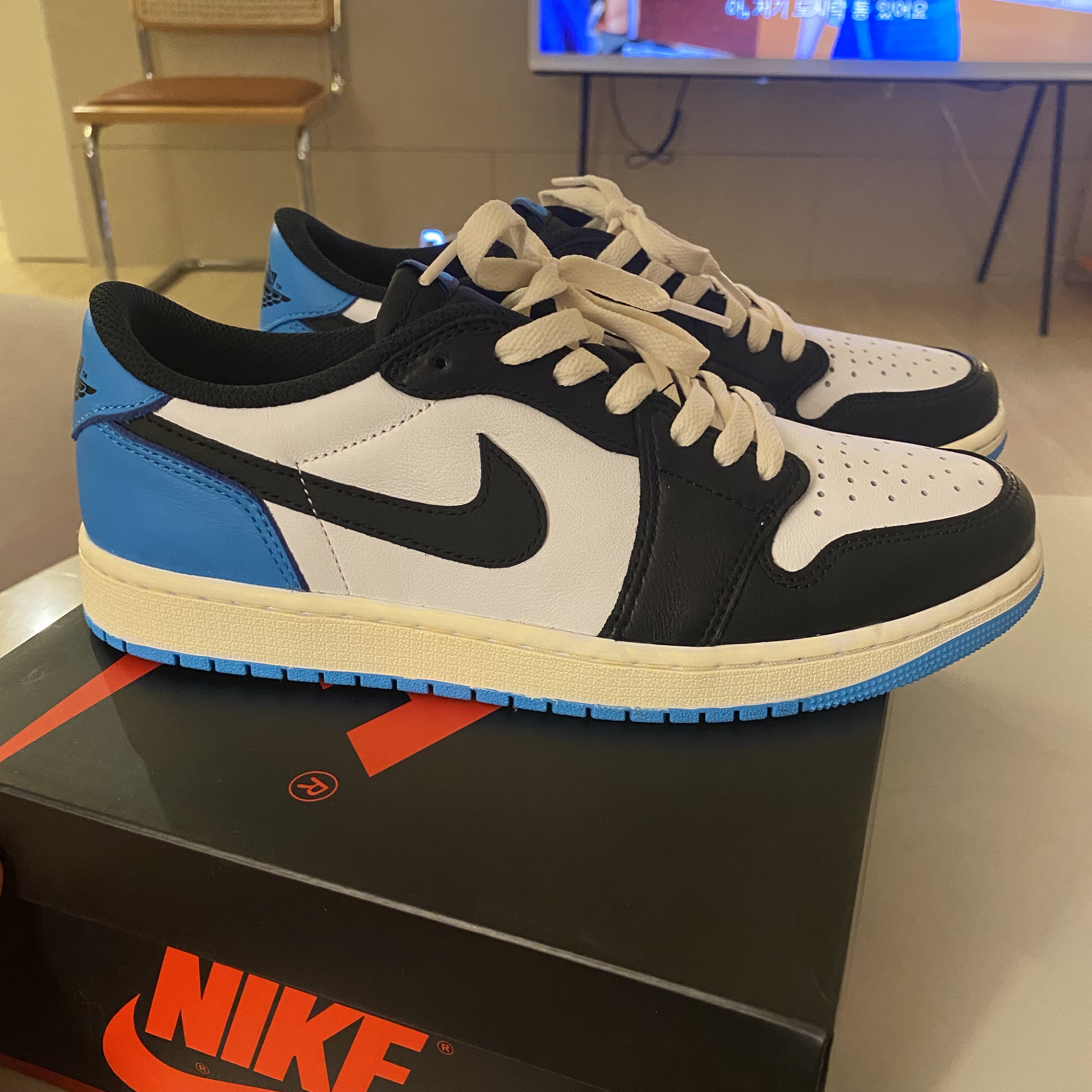 Jordan 1 Retro Low OG Black and Dark Powder Blue 착용 스타일 - 1