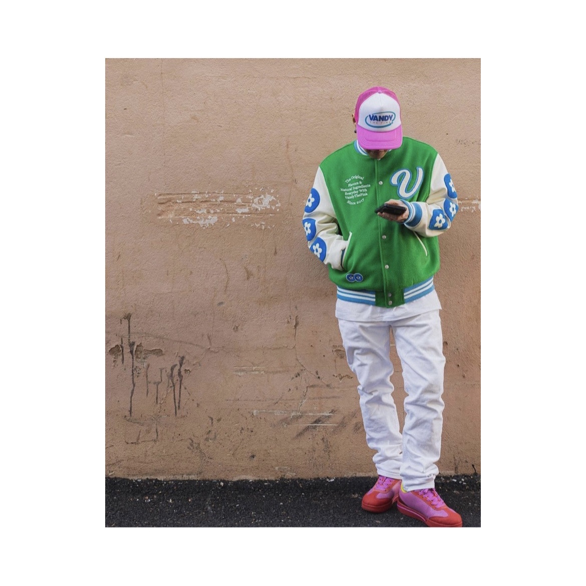 Vandy The Pink Lemonade Varsity Jacket 착용 스타일 - 3