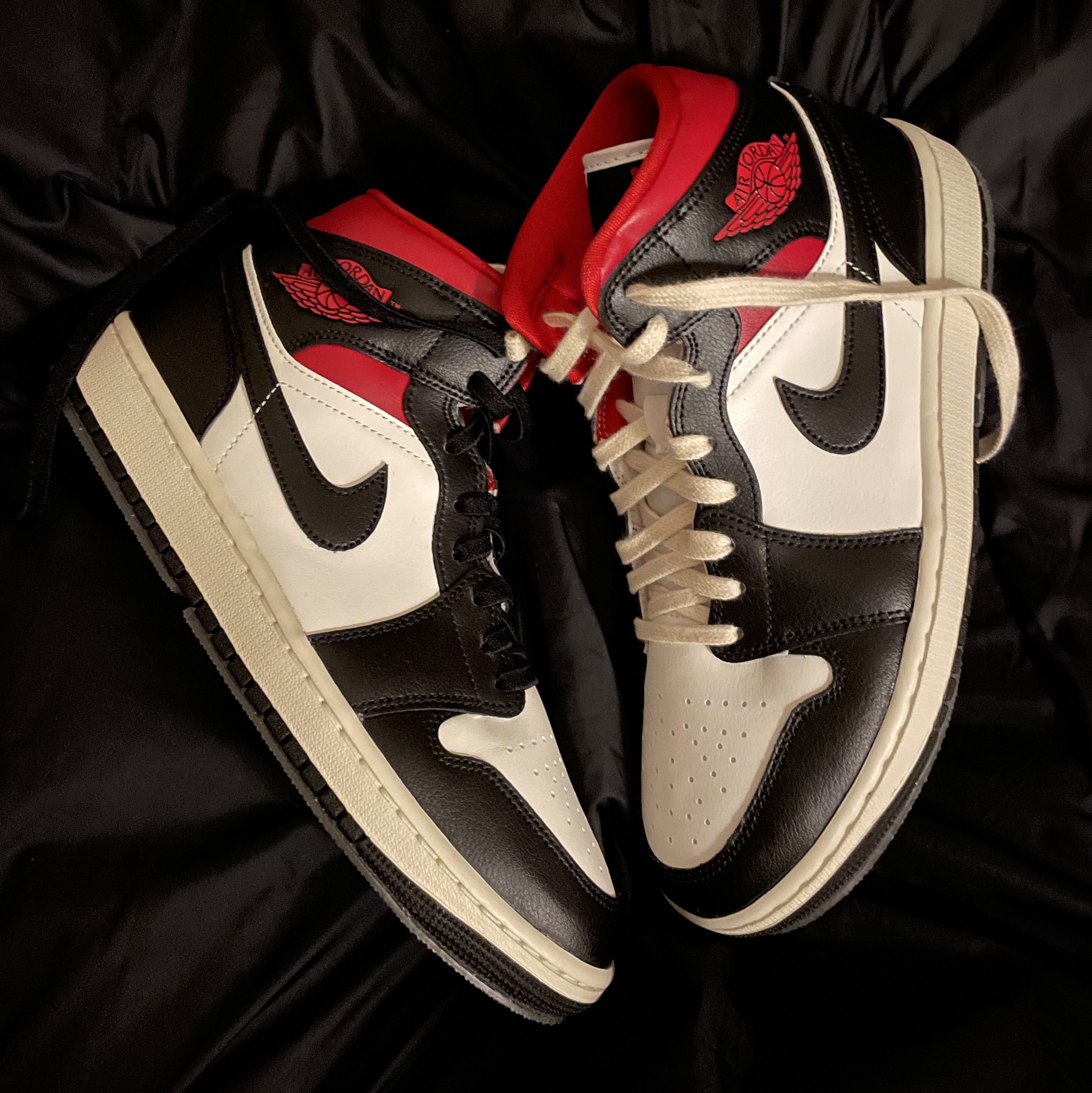 (W) Jordan 1 Mid Black Gym Red 착용 스타일