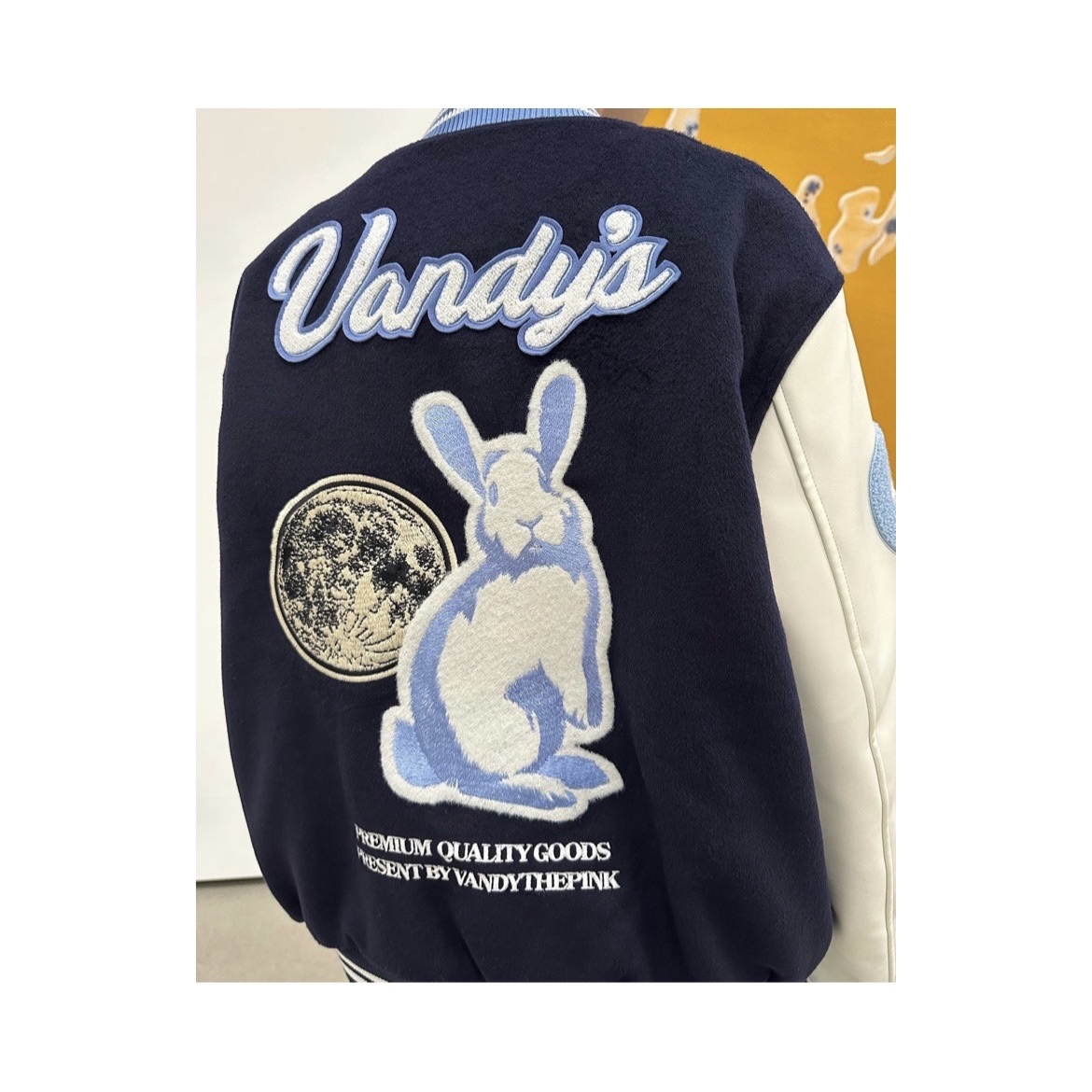 Vandy The Pink Rabbit Varsity Jacket 착용 스타일 - 3