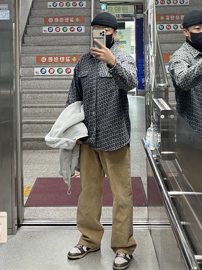 Supreme Monogram Denim Shirt Black - 21FW, Palace Polartec High-Loft Teddy Fleece Jacket Light Grey - 20FW 착용 스타일