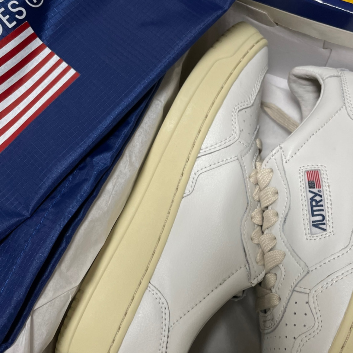 (W) Autry Medalist Low Leather Sneakers White 착용 스타일 - 2