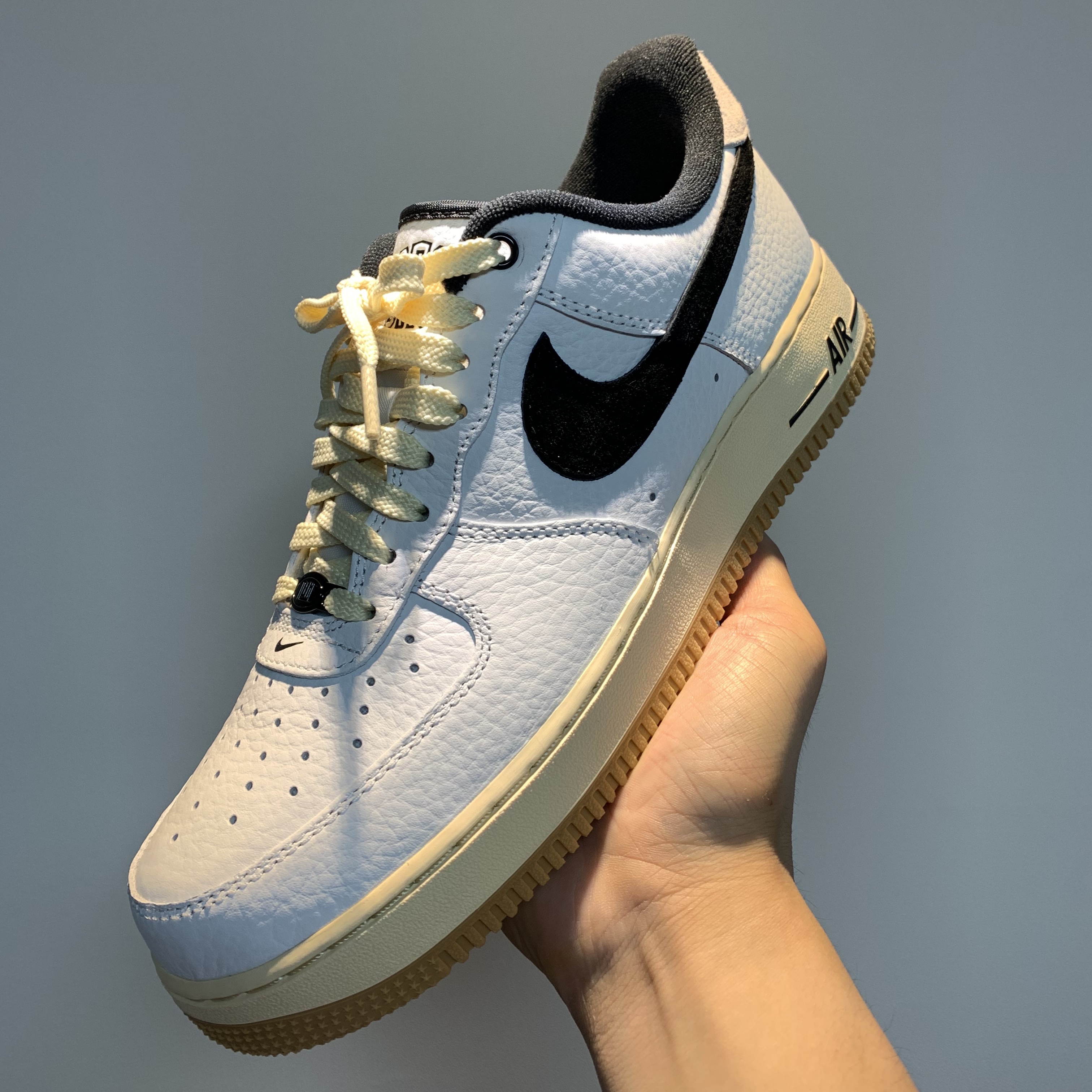 (W) Nike Air Force 1 '07 LX Black and Summit White 착용 스타일