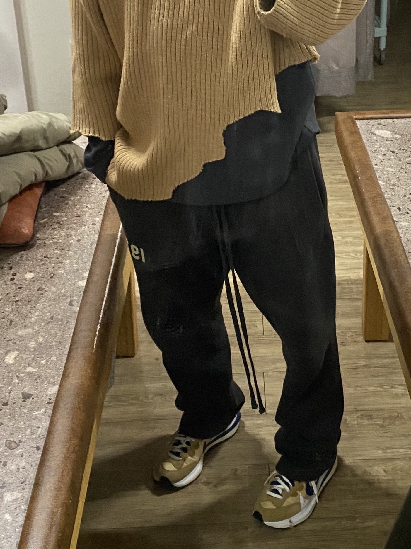 Essentials 1977 Relaxed Sweatpants Iron - 22SS, Nike x Sacai VaporWaffle Sesame and Blue Void 착용 스타일 - 1