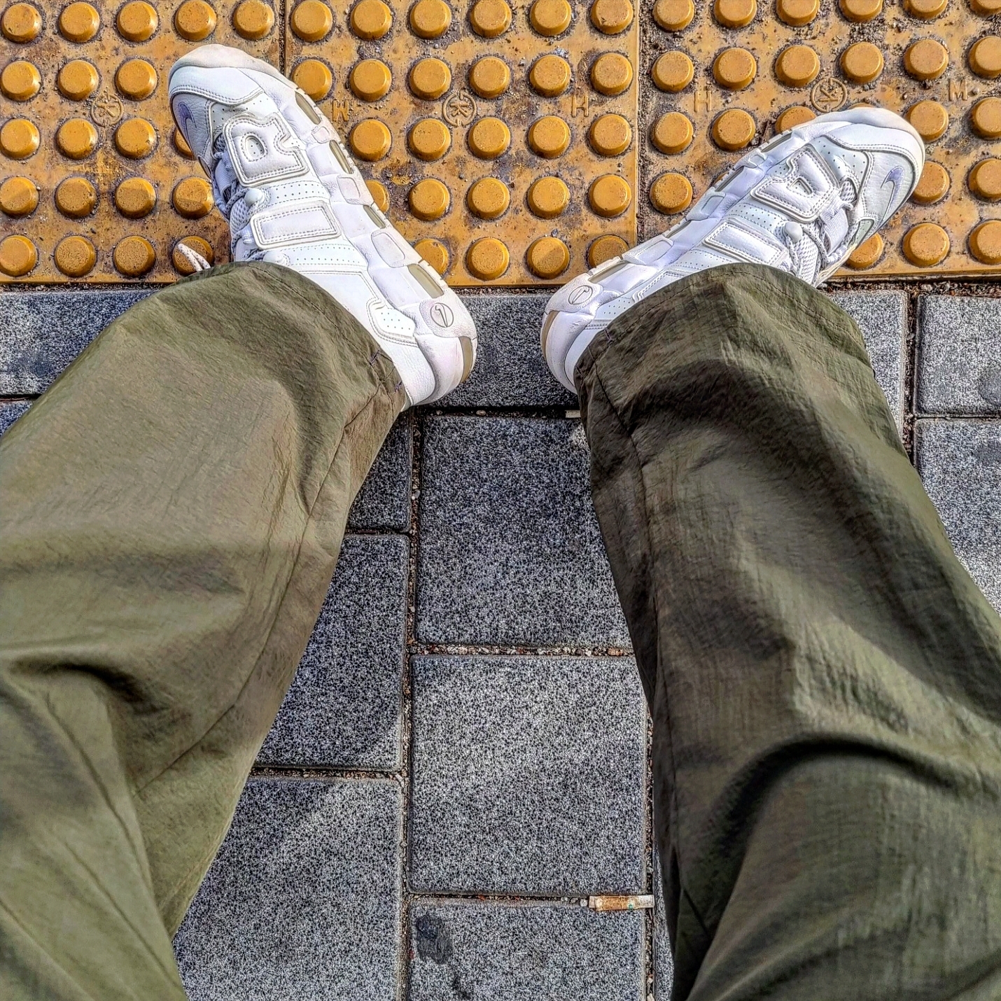 Nike Air More Uptempo Triple White 착용 스타일 - 2
