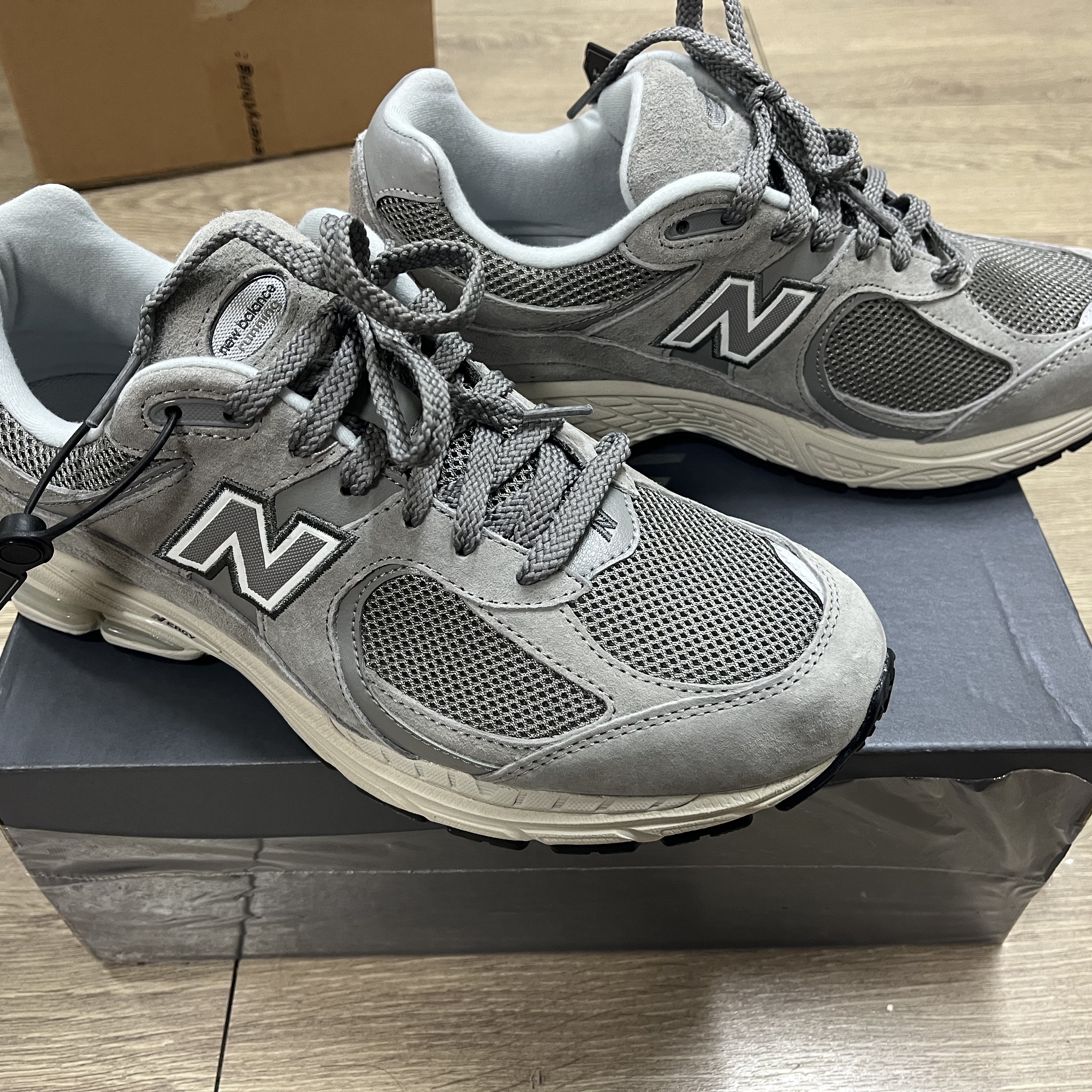 New Balance 2002R Grey 착용 스타일