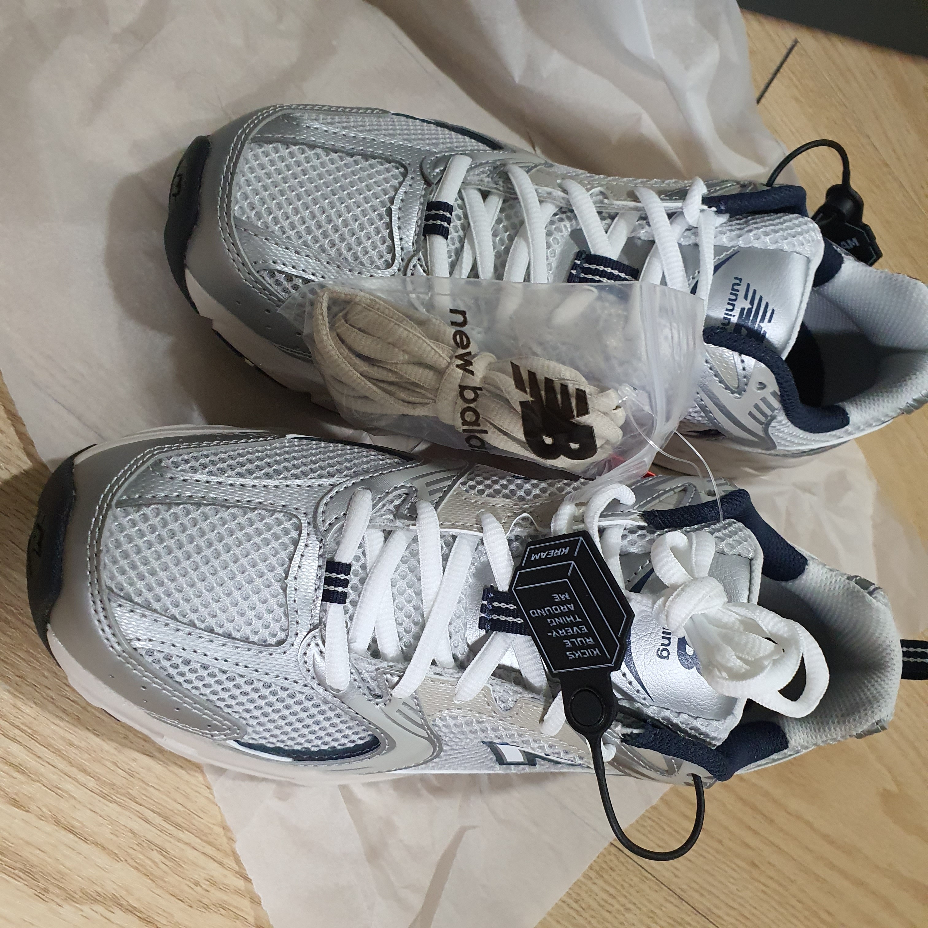 New Balance 530 Steel Grey 착용 스타일 - 1