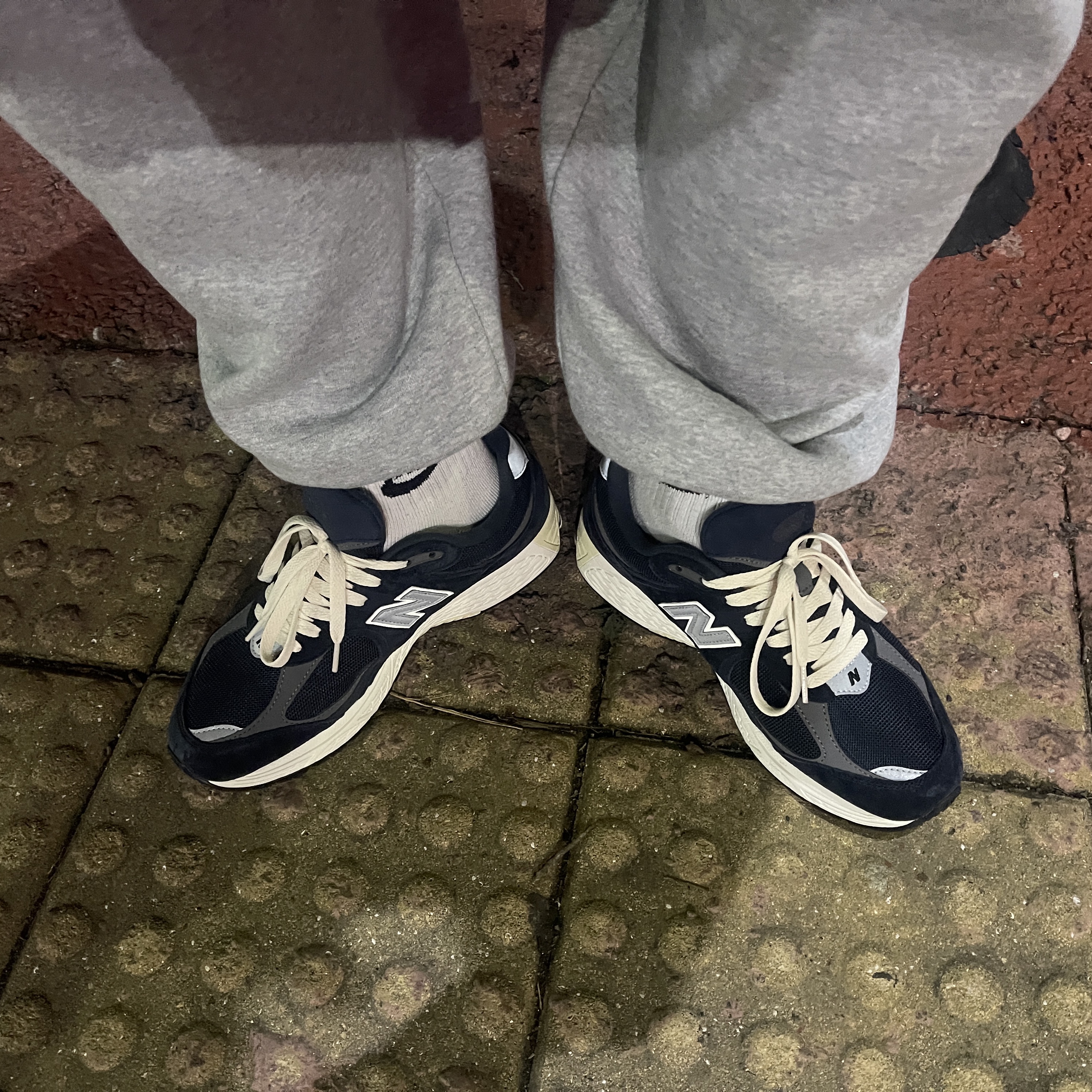 New Balance 2002R Eclipse Castlerock 착용 스타일